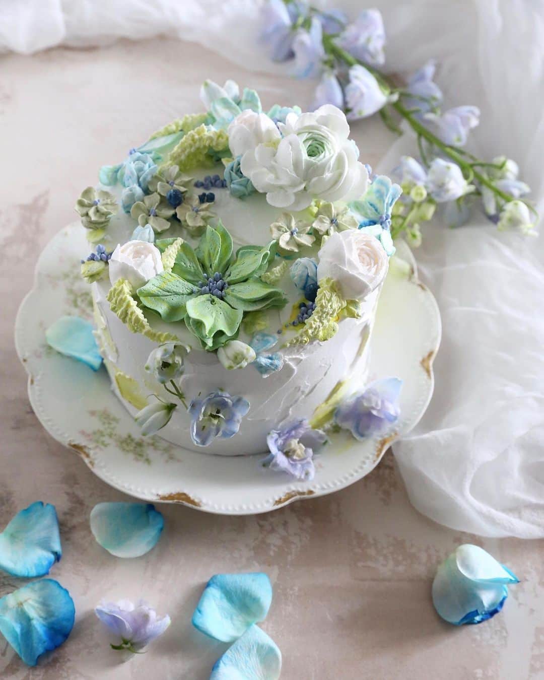청담 수케이크 (atelier soo)さんのインスタグラム写真 - (청담 수케이크 (atelier soo)Instagram)「ㅡ Fresh cream flower cake 🍃 Crispy 생크림도그림같이 ㅡ #flower #cake #flowercake #partycake #birthday #bouquet #buttercream #baking #wilton #weddingcake ㅡ www.soocake.com vkscl_energy@naver.com」6月8日 9時52分 - soocake_ully