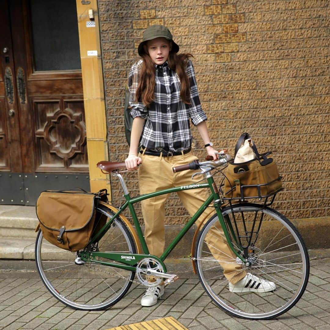 CLUÉLmagazineさんのインスタグラム写真 - (CLUÉLmagazineInstagram)「学生の頃は毎日乗っていた自転車も、今となっては乗れるかも分からない…運動不足が続いていることだし、自転車通勤でも始めてみようかしら🚲﻿ 自転車で駆け抜ける夏、風を切る感じが好きだったな🍃﻿ ﻿ ・・・・・・・・・・・・・・・・・・・・・・・・・・﻿ #cluel #クルーエル #cluelmagazine #クルーエル女子 #fashion #ファッション好き #おしゃれ #グッドガール #おうち時間 #stayhome #チェックシャツ #チノパン #スニーカー #自転車 #自転車女子 #夏コーデ﻿ ﻿ こちらのアカウントもフォローしてね！﻿ @cluel_homme﻿ @navys_magazine」6月8日 10時04分 - cluelmagazine