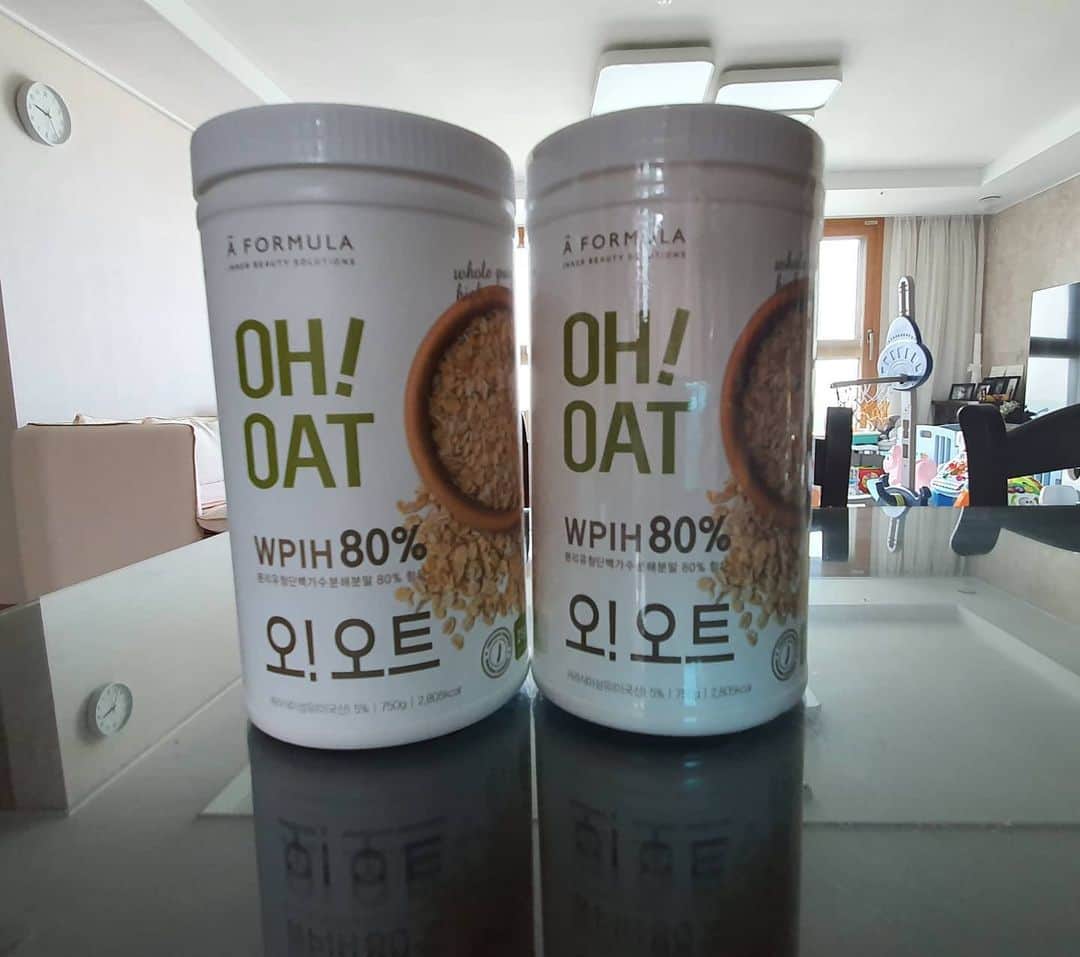 ミン・ヨンウォンのインスタグラム：「건강하게 시작~ 💪💪💪 #좋은거다넣은쉐이크 . . 민서가 자기 밥 다먹으면 ..저한테 매달리고 저지레해서 ..밥을 거의 1시간 먹거나 못먹거나.. 하하하.. #찬밥제일시러하는데 ㅠㅠ  #강제다이어트 . . 건강한 단백질과 좋은것 온통 다들어간 제품으로 건강한 몸 다시 만들어보려합니다. #육아맘 #화이팅 . . 저처럼 너무 단거 싫어하고 인공적인맛 싫어하는분 강추. 물에도 잘녹고 고소하고 맛나요. ( 그 단백질 쉐이크의 텁텁함?비린맛없어요. 깜끔해요.안질릴듯 ) #잘만들었네요👍 . . . . #에이포뮬러 #오오트 #돌아기  #아기모델 💌  #육아일기 #신혼일기 #육아맘 #육아소통 #일상 #소통 #맞팔 #데일리 #황금돼지띠아들 #오오티디  #베이비스타그램 #birthdayboy #play #baby #babyboy #love #family #present #car #carlove」