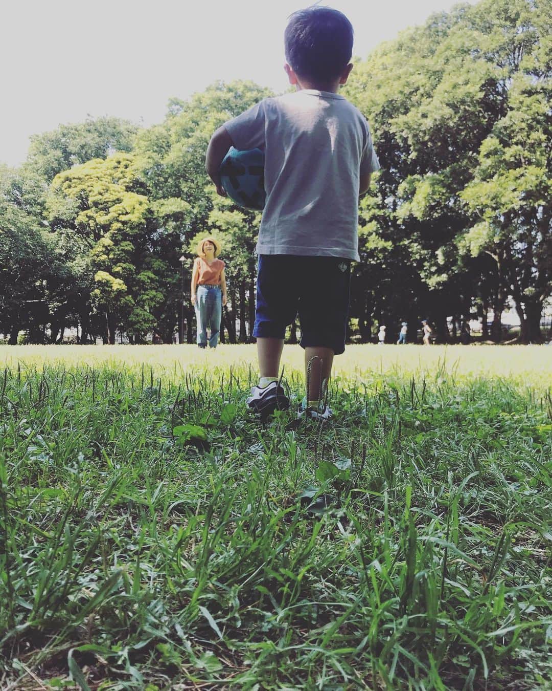 小西ゆりなさんのインスタグラム写真 - (小西ゆりなInstagram)「今週も頑張っていきましょう♡ #今週も頑張ろう #母と息子 #サッカー少年 #3歳男の子　#今日も元気に登園しました #送り届けるまで #バタバタ　#公園 #公園コーデ #外遊び」6月8日 10時03分 - yurina_konishi
