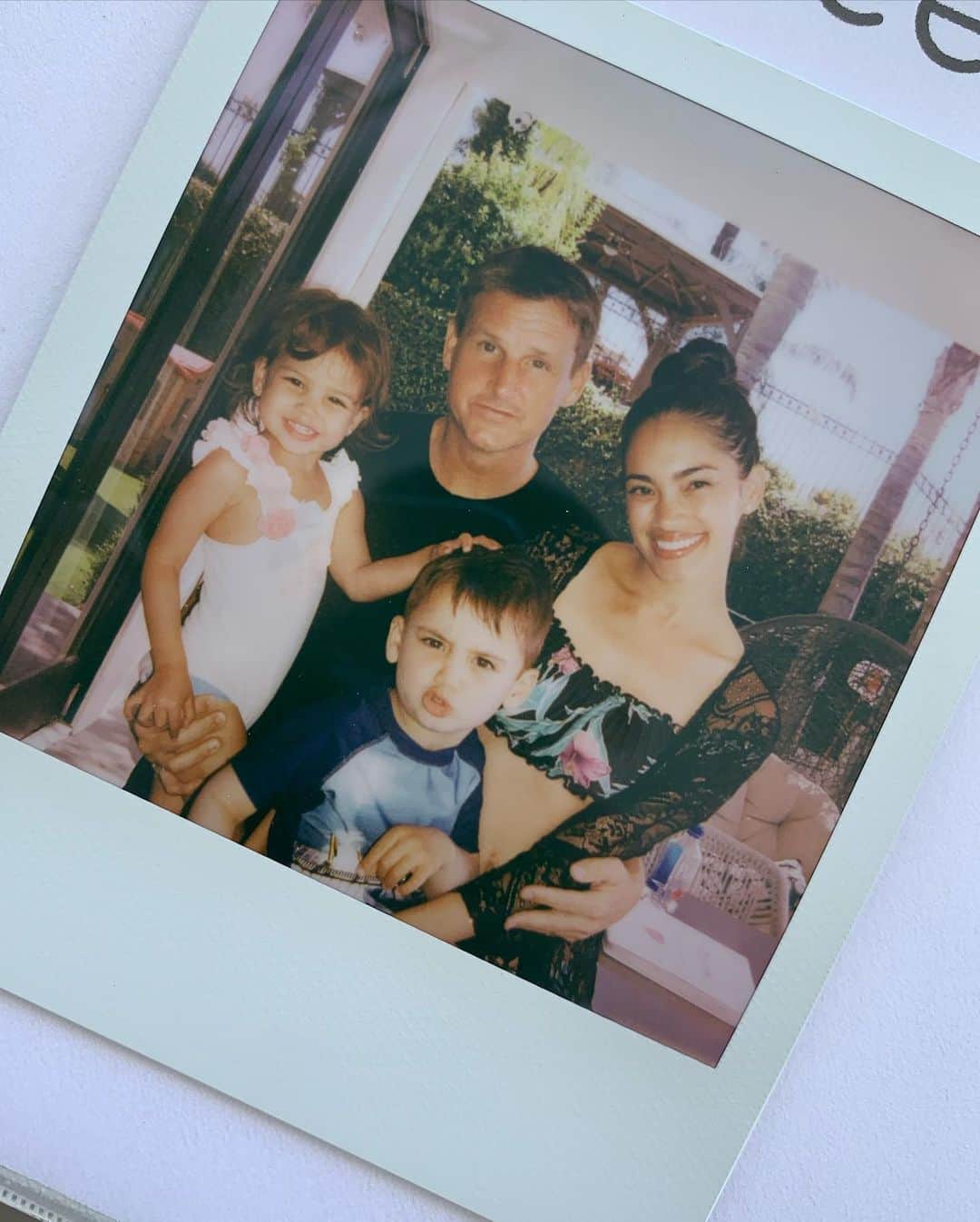 ロブ・ディアデックのインスタグラム：「We are all about creating family traditions and this year we kicked off weekly family meetings. We fill out what we are grateful for, what we learned, why we are happy and who we helped each week in a binder, with polaroids like it’s 1982. This week it’s kids bop and quarantine, 30 years from now it is family bank governance and asset allocation. Whatever it may be, we will shoot a polaroid at every single one to keep tradition.」