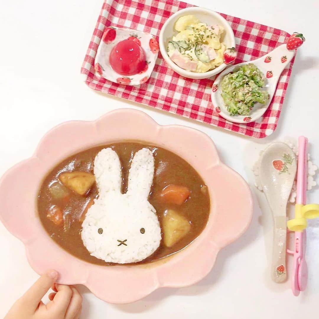 ローリエプレス編集部さんのインスタグラム写真 - (ローリエプレス編集部Instagram)「🍛﻿ ﻿ 今日のご飯は #ミッフィーカレー にしてみない？﻿ ごはんをミッフィー型でかたどったら食べるのが勿体無いくらいかわいく仕上がるんです🐇♡﻿ ﻿ 夏野菜をゴロゴロ入れたら栄養もばっちり！ぜひやってみてね♡﻿ ﻿ ﻿ ❤Thank you❤﻿ @pan.pun.529﻿ @sayaka0624m﻿ @xxayapink﻿ @m__e__i__0116﻿ @apple._.le﻿ ﻿ 過去の投稿は↓をチェック♡﻿ #laurierpress_おうちかふぇ﻿ ﻿ ﻿ ローリエプレスでは、すてきな投稿をリポストします🌸﻿ あなたの投稿に @laurier_press をタグづけしてね💕リポストさせてもらうかも🙊💭 ﻿ ﻿ ﻿ ﻿ ﻿ ﻿ #laurierpress #ローリエプレス#勝手にミッフィーカフェ#ミッフィーカレー#miffy#ミッフィー」6月8日 10時13分 - laurier_press