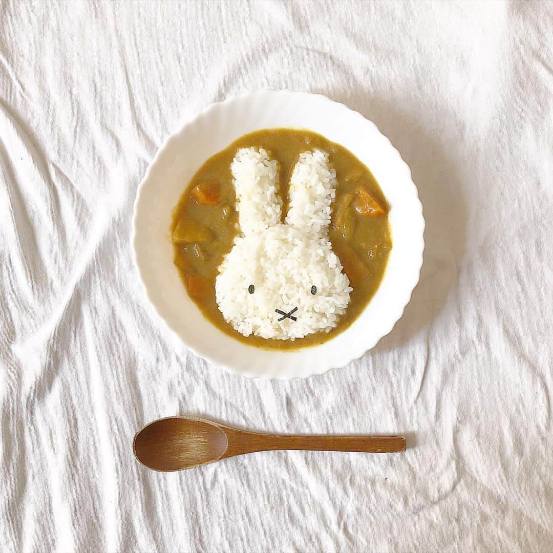 ローリエプレス編集部さんのインスタグラム写真 - (ローリエプレス編集部Instagram)「🍛﻿ ﻿ 今日のご飯は #ミッフィーカレー にしてみない？﻿ ごはんをミッフィー型でかたどったら食べるのが勿体無いくらいかわいく仕上がるんです🐇♡﻿ ﻿ 夏野菜をゴロゴロ入れたら栄養もばっちり！ぜひやってみてね♡﻿ ﻿ ﻿ ❤Thank you❤﻿ @pan.pun.529﻿ @sayaka0624m﻿ @xxayapink﻿ @m__e__i__0116﻿ @apple._.le﻿ ﻿ 過去の投稿は↓をチェック♡﻿ #laurierpress_おうちかふぇ﻿ ﻿ ﻿ ローリエプレスでは、すてきな投稿をリポストします🌸﻿ あなたの投稿に @laurier_press をタグづけしてね💕リポストさせてもらうかも🙊💭 ﻿ ﻿ ﻿ ﻿ ﻿ ﻿ #laurierpress #ローリエプレス#勝手にミッフィーカフェ#ミッフィーカレー#miffy#ミッフィー」6月8日 10時13分 - laurier_press