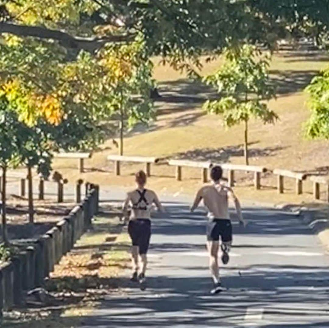 ケイトリン・サージェント・ジョーンズさんのインスタグラム写真 - (ケイトリン・サージェント・ジョーンズInstagram)「Hilly 1km reps with my number 1 🏃‍♀️ Running, as in life, together at the start line, through the rough parts and recovering on the other side 💕 • • • #layingfoundations #basebuilding #offseasonwork #teamworkmakesthedreamwork #trainingpartnerforlife #husbandandwifeteam #runnercouple #athlete #runner #olympian #wintergrind #putinthework #wintersunshine #thathurt #training #coupleswhoruntogether #itdoesntgeteasieryoujustgetbetter」6月8日 10時18分 - caitlin.sargentjones