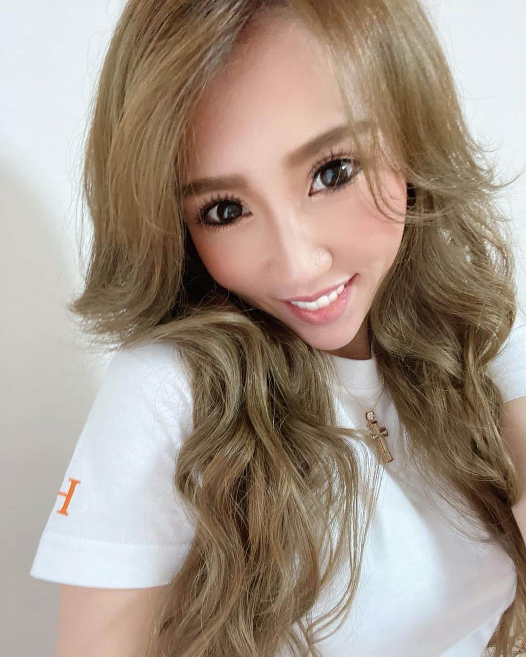 のインスタグラム：「. . Let's do our best again this week🌈✨ It is important to be smiling☺️ Have a nice day💋 . . . #シングルマザー #シンママ #女の子ママ #アラフォー #アラフォーママ #巻き髪 #巻き髪ロング #ロングヘア #ママファッション  #ママコーデ #ママでも綺麗に #部屋着  #ヒルトンリッチ #ママでも綺麗でいたい  #roomwear #instagood #momlife #girlsmom #momfashion #mommakeup #모델 #데리룩 #팔로우 #데일리룩」