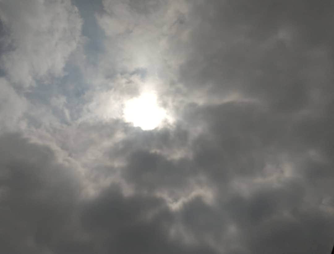 春山恵理さんのインスタグラム写真 - (春山恵理Instagram)「朝、雲の隙間から顔を覗かせる太陽が神々しかった。(良い子は太陽を肉眼では絶対見ないでね！) きょうは久留米や日田など九州北部で猛暑日予想。 明日は関東の内陸部でも猛暑日に迫る暑さとなりそうです。 でも、マスクはつけなくてはならないこのご時世。 先日大手のドラッグストアに行ったら、マスクの隣にミントのスプレーが置いてありました。 【ひんやり風マスクの作り方】 ①スプレー(アロマ)を１滴、マスクの外側のアゴのあたりに垂らす。←ここ大事！ ②乾かす←ここも大事！ 私も今朝実践してみたら、ひんやり爽快気分が味わえました！ ミントの代わりに、ラベンダー、ユーカリ、ローズマリーでもいいかもしれません。 是非お試しを。 (呼吸器疾患をお持ちの方は念のためやめておいた方がいいかもしれません。) #空 #空が好き #雲が好き #雲が好きな人と繋がりたい #暑いの苦手 #ひんやりマスク #アロマテラピー1級 #アロマ」6月8日 10時27分 - haruyamaeri