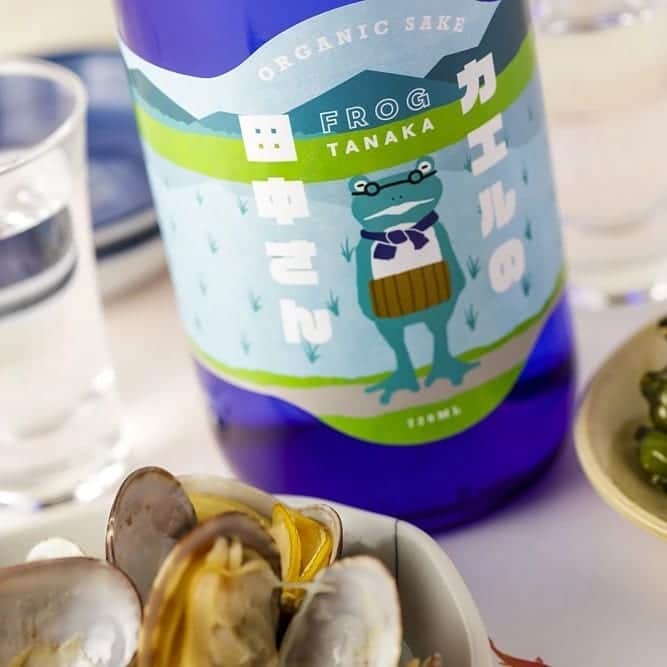 KURAND@日本酒飲み放題さんのインスタグラム写真 - (KURAND@日本酒飲み放題Instagram)「有機の日本酒「カエルの田中さん」が新登場！﻿ ﻿ 「カエルの田中さん」は有機栽培で育てたお米でできた、素朴でやさしい味わいが特徴のオーガニック日本酒です。余計なものはいれない、自然のまんまの、ピュアだけど複雑な風合いをじっくりとご堪能ください。﻿ ﻿ 農薬、化学肥料を一切使わずに育てられた有機米を使い、環境に負荷をかけずにつくられたお酒です。田んぼの中のカエルさんをイメージに、超自然派の、添加物不使用でとことん自然のスタイルにこだわりました。﻿ ﻿ オーガニックで素朴な滋味を追及した日本酒です。製法と味わいだけでなく、田中さんの夢に寄り添えるよう、最も環境負荷が少ない「リユースびん」をボトルとして採用し、地球温暖化防止となるCo2排出量の削減にも貢献しています。﻿ ﻿ 有機日本酒の素朴で自然な味わいには、素材の持ち味を生かしたシンプルな料理が合います。あさりの酒蒸し、塩焼きの川魚などは好相性です。クリームチーズなど、意外な食材との組み合わせを探しながらお楽しみください。﻿ -----------------------﻿ ﻿ KURANDは「お酒のある暮らし」をテーマに﻿ 写真やコラムをシェアしています。 ﻿ ﻿ お酒の詳細やお買い物は﻿ ▼プロフィール上のurlより公式HPから ﻿ @kurand_info﻿ ﻿ 様々なコンセプトのお酒、揃えています。﻿ 期間限定で父の日ギフト仕様にも対応可能です！﻿ ﻿ #kurand #kurandsakemarket #shugermarket #sakestagram #sake #酒スタグラム #今日の一杯 #晩酌 #プチ贅沢 #オーガニック #無農薬 #有機栽培 #有機認証 #リユース #自然派 #日本酒 #日本酒好き #オンライン #酒ギフト #カエル #カエル🐸 #カエル好き #田んぼ #田中さん #新商品発売 #新商品情報 ﻿﻿ ﻿」6月8日 10時27分 - kurand_info