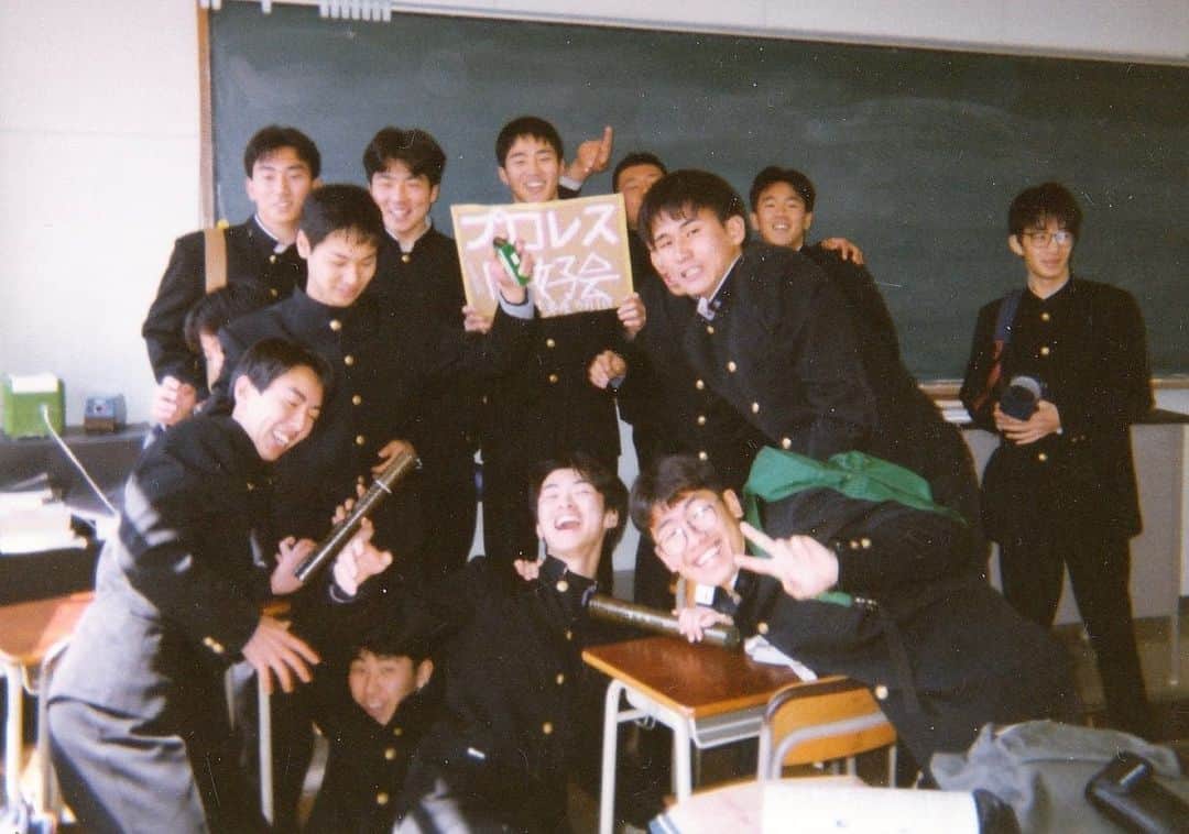 棚橋弘至さんのインスタグラム写真 - (棚橋弘至Instagram)「高校の卒業式。 #18歳 プロレス好きなのは…4人 笑 沢くん(右端)の得意技はサワーボム。 #棚橋アルバム」6月8日 10時28分 - hiroshi_tanahashi