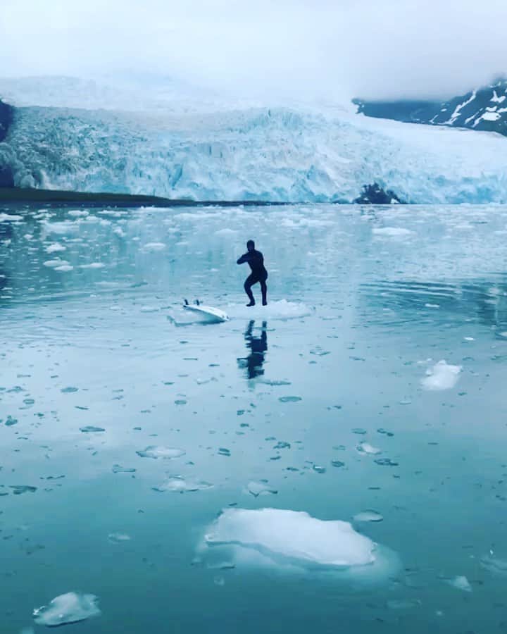 クリス・バーカードのインスタグラム：「A week on a boat will do crazy things to a person. Finding a moment of levity amongst the glacial chaos.  On assignment in AK  @griffin_cola  @billabong @snackfarmer @lank79」