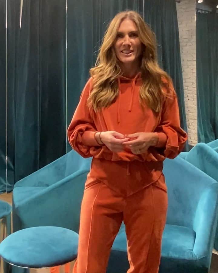 のインスタグラム：「Assista ao segundo vídeo com dicas de looks para usar neste #DiadosNamorados, apresentado pela nossa diretora de estilo, Bia Parente. Aqui, ela fala sobre um conjunto de moletom com detalhes estilizados. Confira! #rosacha」