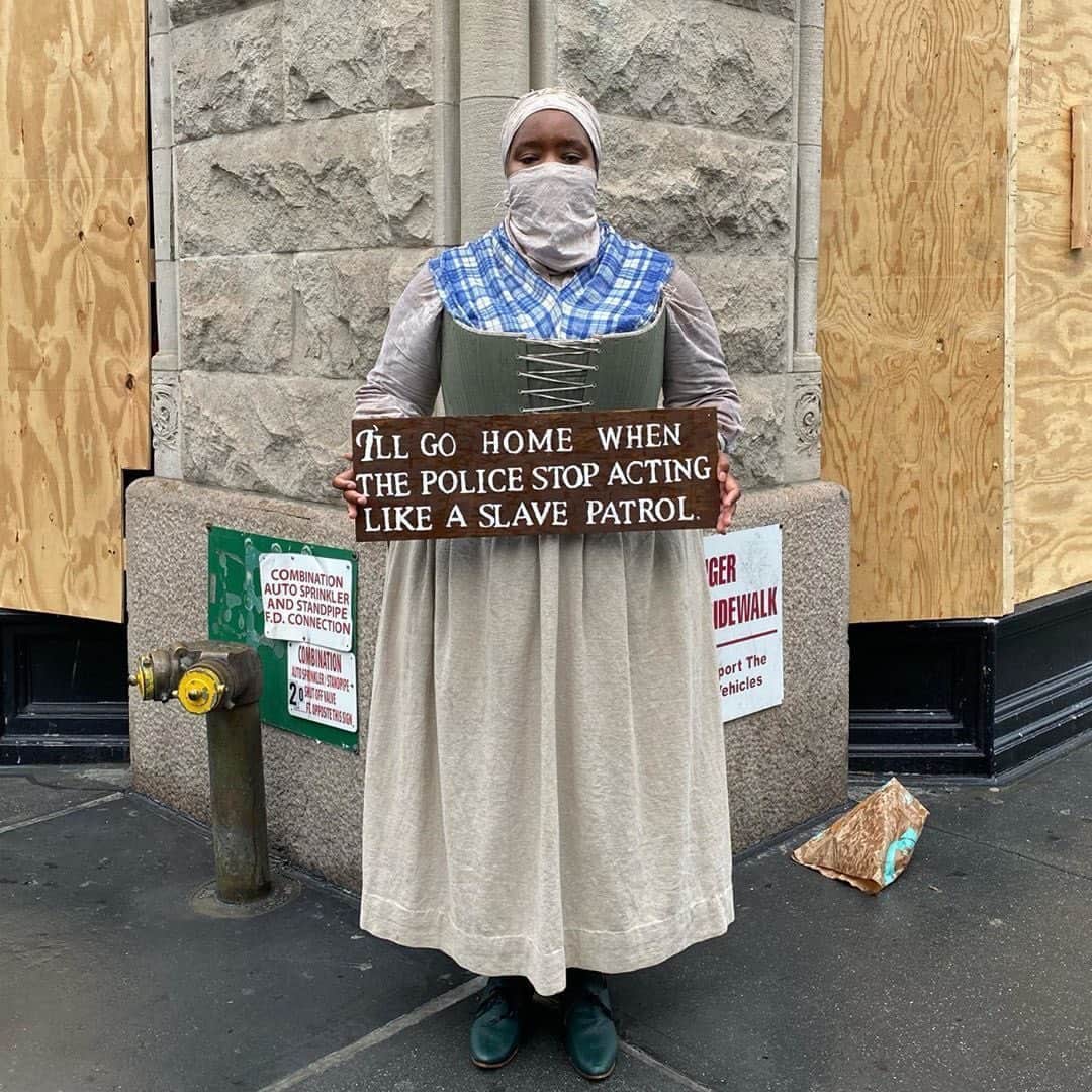 ジュリー・マクニヴンのインスタグラム：「#repost @notyourmommashistory  Many of our modern day police forces have their origins in slave patrols.  Please go read the article The Racist Roots of American Policing: From Slave Patrols to Traffic Stops by Connie Hassett-Walker.  Sign: I’ll go home when the police stop acting like a slave patrol. #blacklivesmatter 📸 and fellow protestor- @ttheactriz90」