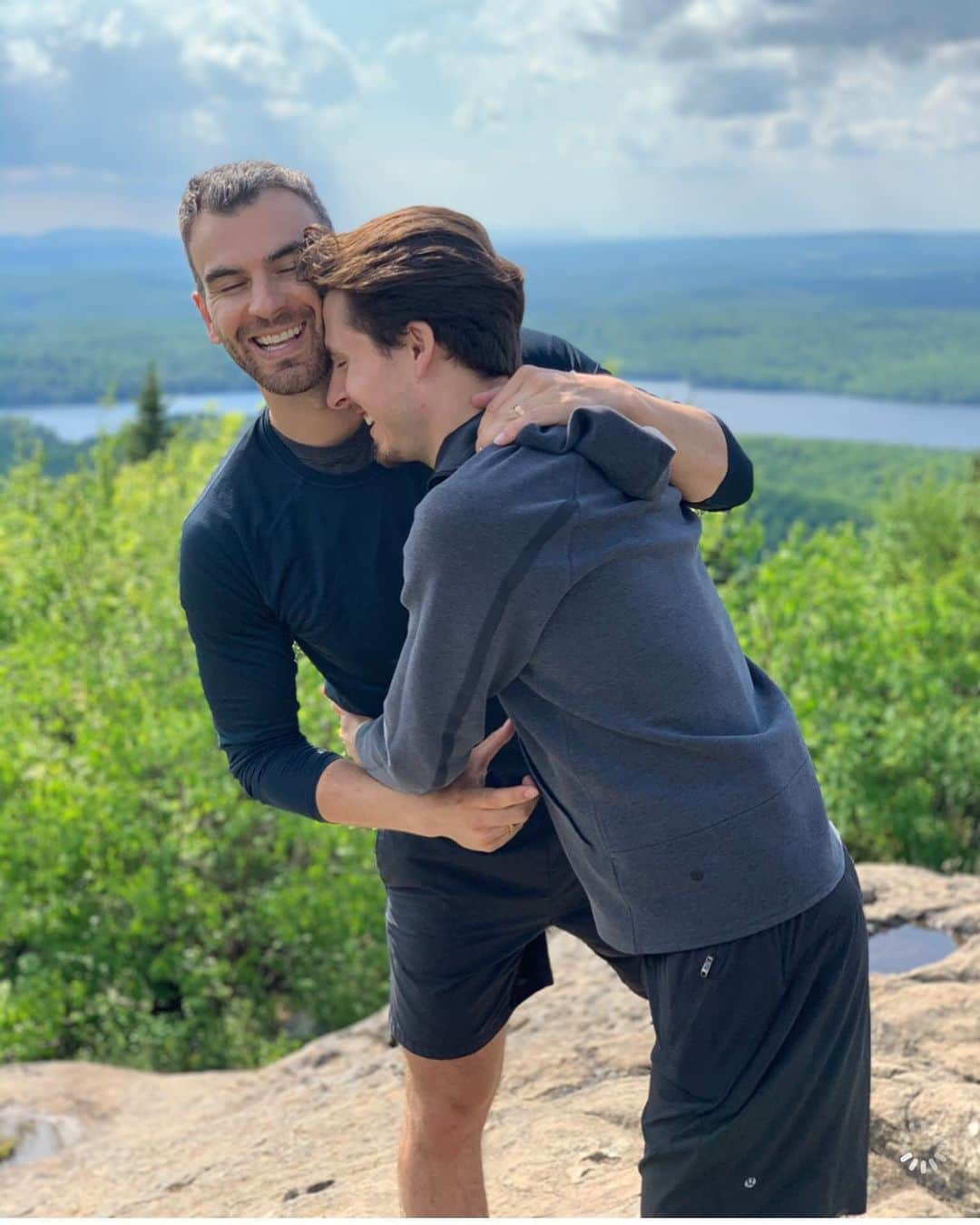 エリック・ラドフォードのインスタグラム：「*Hug*  #husband #loveislove」