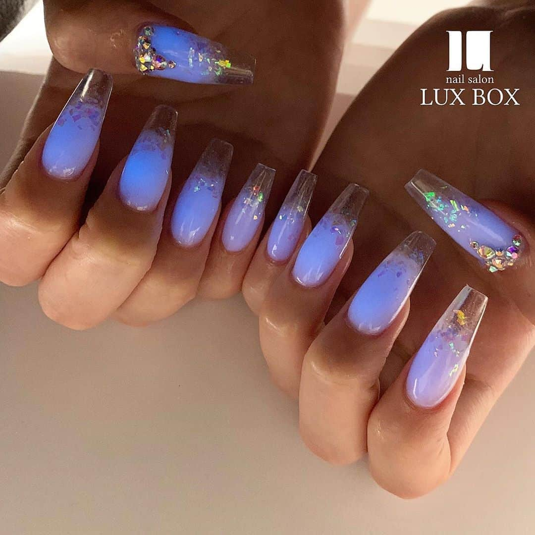 佐久間恵利さんのインスタグラム写真 - (佐久間恵利Instagram)「. . 暗闇で光るglow nail🌟 . 先端クリアと組み合わせてお洒落🤍 . . 当店限定カラー #LBシリーズ  #LBパウダー 使用 . ▶︎▶︎Glow-1 . . #グロウネイル #スカルプ#スカルプネイル#ナイトグロウ#暗闇で光る #蓄光ネイル#sculpture #sculpturednails #marblenails #nightglow  #nail#nails#nailistagram#instanail#japannail#beauty#like4like #渋谷#ネイル#ネイリスト#美甲#佐久間恵利#LUXBOX #LUXBOX渋谷店 @luxbox.group .」6月8日 2時07分 - nailista_elix