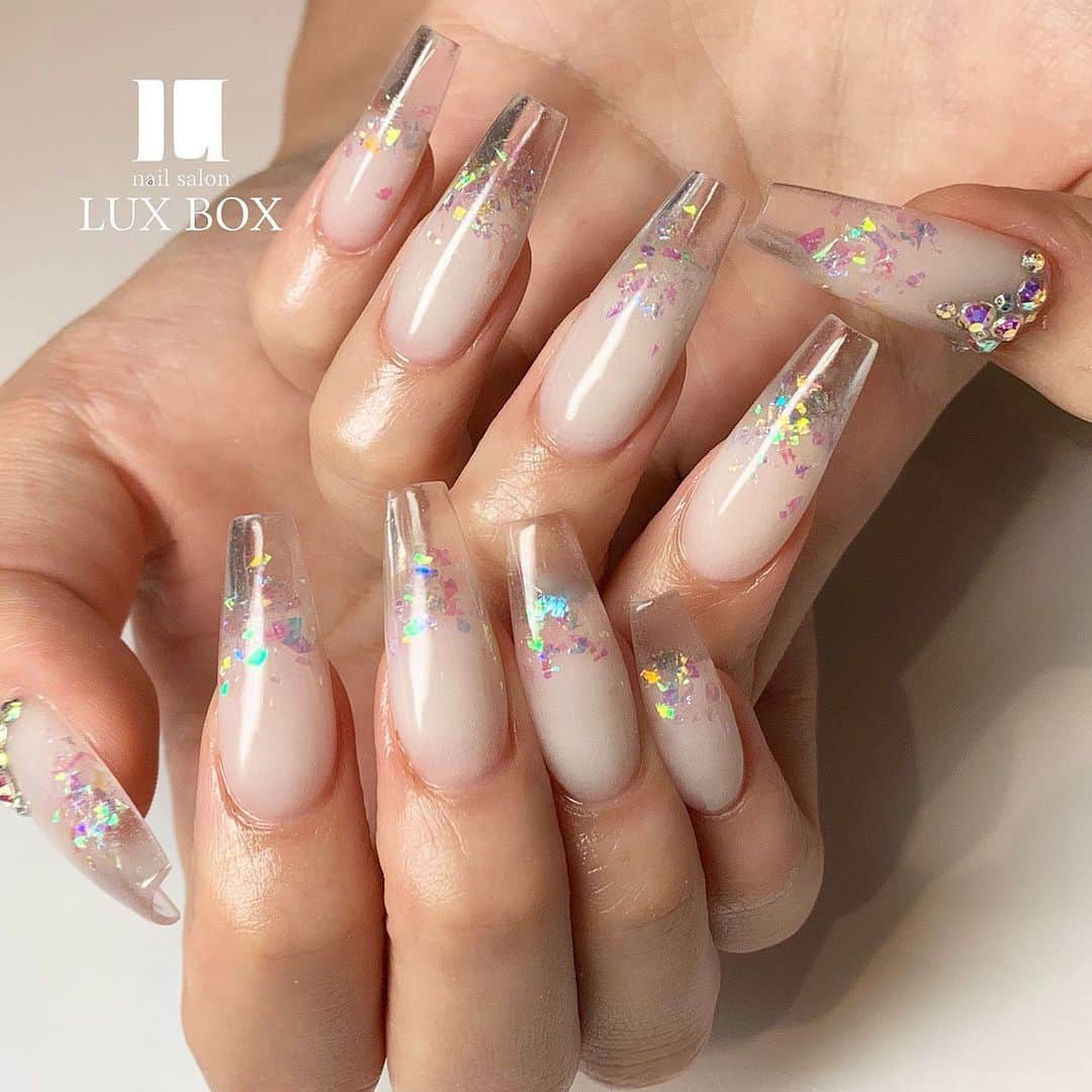 佐久間恵利のインスタグラム：「. . (明るい場所ver.) . 暗闇で光るglow nail🌟 . 先端クリアと組み合わせてお洒落🤍 . . 当店限定カラー #LBシリーズ  #LBパウダー 使用 . ▶︎▶︎Glow-1 . . #グロウネイル #スカルプ#スカルプネイル#ナイトグロウ#暗闇で光る #蓄光ネイル#sculpture #sculpturednails #marblenails #nightglow  #nail#nails#nailistagram#instanail#japannail#beauty#like4like #渋谷#ネイル#ネイリスト#美甲#佐久間恵利#LUXBOX #LUXBOX渋谷店 @luxbox.group .」