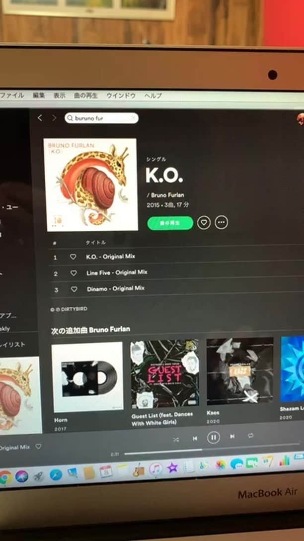 のインスタグラム：「6/10(水)のLIVE配信用セトリ決めながら最近のお気に曲紹介🎧✨」