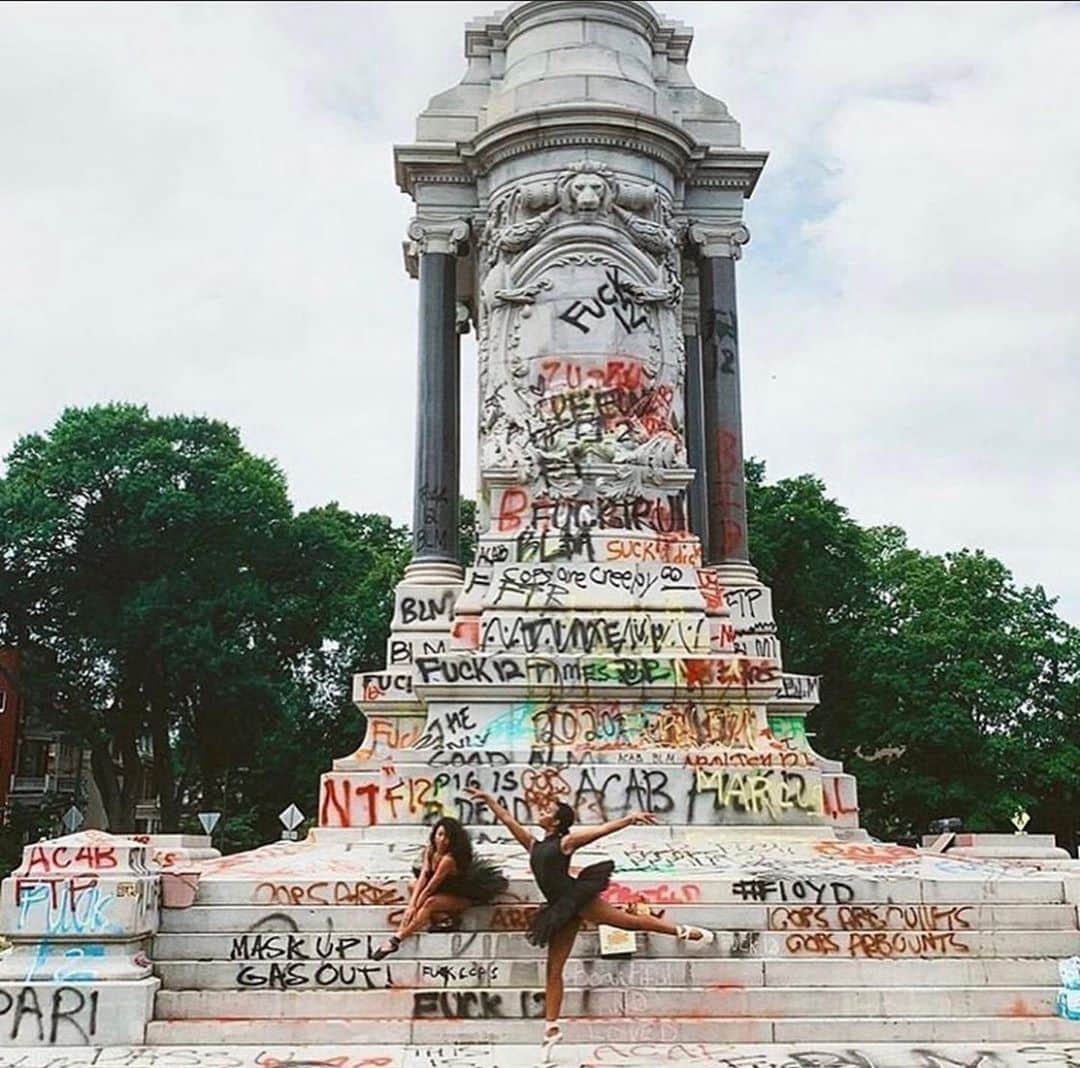 コートニー・ラブさんのインスタグラム写真 - (コートニー・ラブInstagram)「the right side of history ⠀⠀⠀⠀⠀⠀⠀⠀⠀ There is no way to not support this. ⠀⠀⠀⠀⠀⠀⠀⠀⠀ 🇺🇸 About time 🖤🖤 ⠀⠀⠀⠀⠀⠀⠀⠀⠀ In Richmond , Virginia in front of one of the largest confederate monuments in America ,  You are your ancestors’ wildest dreams  #blackgirlmagic #blackshoeballet #youfuckedwiththelastgeneration ⠀⠀⠀⠀⠀⠀⠀⠀⠀ @dancers_seoul 🩰 @aholloway24 🩰 📷 from @juliarendleman⁣ @junglebrother ⠀⠀⠀⠀⠀⠀⠀⠀⠀ . . . ⠀⠀⠀⠀⠀⠀⠀⠀⠀ Ballerinas Kennedy George, 14, left, and Ava Holloway, 14, pose in front of a monument of Confederate general Robert E. Lee. They told me the dance community is about joy and collaboration and they were out today to do just that. “We’re moving forward,” George said.⁣ .⁣ .⁣ .⁣ #blacklivesmatter #blackgirlsdance ⁣  Repost from @shaunking @grassrootslaw ... do your own research before you use your platform .. @reuters」6月8日 2時30分 - courtneylove
