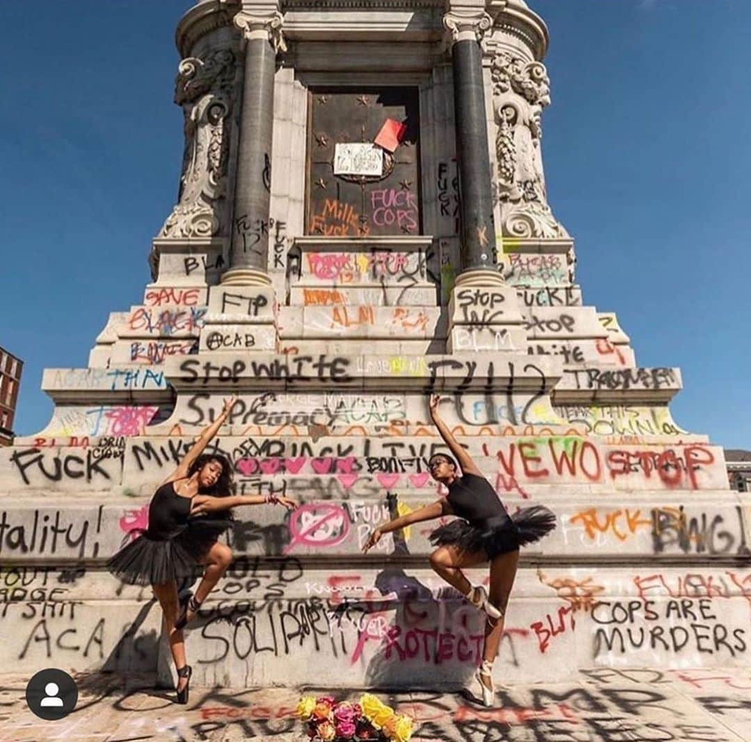 コートニー・ラブさんのインスタグラム写真 - (コートニー・ラブInstagram)「the right side of history ⠀⠀⠀⠀⠀⠀⠀⠀⠀ There is no way to not support this. ⠀⠀⠀⠀⠀⠀⠀⠀⠀ 🇺🇸 About time 🖤🖤 ⠀⠀⠀⠀⠀⠀⠀⠀⠀ In Richmond , Virginia in front of one of the largest confederate monuments in America ,  You are your ancestors’ wildest dreams  #blackgirlmagic #blackshoeballet #youfuckedwiththelastgeneration ⠀⠀⠀⠀⠀⠀⠀⠀⠀ @dancers_seoul 🩰 @aholloway24 🩰 📷 from @juliarendleman⁣ @junglebrother ⠀⠀⠀⠀⠀⠀⠀⠀⠀ . . . ⠀⠀⠀⠀⠀⠀⠀⠀⠀ Ballerinas Kennedy George, 14, left, and Ava Holloway, 14, pose in front of a monument of Confederate general Robert E. Lee. They told me the dance community is about joy and collaboration and they were out today to do just that. “We’re moving forward,” George said.⁣ .⁣ .⁣ .⁣ #blacklivesmatter #blackgirlsdance ⁣  Repost from @shaunking @grassrootslaw ... do your own research before you use your platform .. @reuters」6月8日 2時30分 - courtneylove