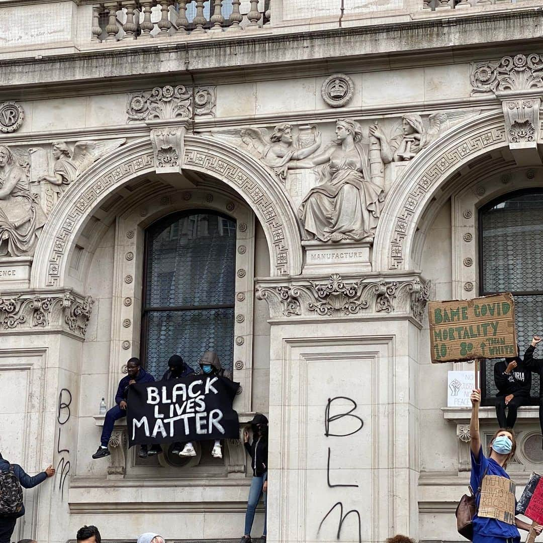 デュア・リパさんのインスタグラム写真 - (デュア・リパInstagram)「LONDON 🖤 #BlackLivesMatter」6月8日 2時27分 - dualipa