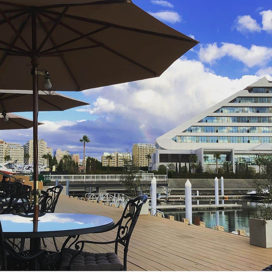 鈴木絢子さんのインスタグラム写真 - (鈴木絢子Instagram)「・ ・ 【芦屋マリーナ⛴】 関西屈指のリゾート地！と個人的に思っている、芦屋マリーナにて🤗 ・ 海外から一時帰国中の素敵ご夫妻と☕️ マリーナの爽やかな風と海外トークで、 すっかり海外にいるような気分になれました🌴✨ ・ 海外旅行に行けない今、 近場の国内のリゾートを満喫するのも悪くない🌟 ・ 特に関西エリアでは、これまで知らなかった風景に出会えていて。 住みやすさ以外の日本の素晴らしさを再発見できそうです🤗 ・ ・ ・ #芦屋マリーナ #ライフスタイル #働く女性 #理想の働き方 #フリーランス #芦屋 #芦屋カフェ #テラス席 #快晴 #犬連れドライブ #リゾート #絵画のような #海辺 #テラスハウス #関西お出かけ #海外移住 #ベイコート芦屋 #seaside #resort #kobejapan #⛴」6月8日 2時37分 - ayako_suzuki810