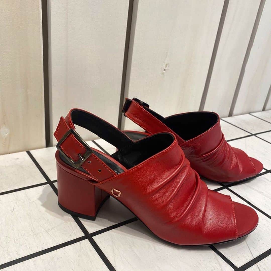 のインスタグラム：「collection PRIVĒE? 💋 | super soft RED nappa @destination_tokyo #colletionpriveeaccessories #ss20 #sandals #newcollection • • • • • #sandals #rednappa #summerstyle #fashionista #womenshoes #womenstyle #redpassion #italiannappa #iconic #love #bestboutique #hpfrance #destinationtokyo #cool #tokyo #madeinitaly #accessories #womenshoes」