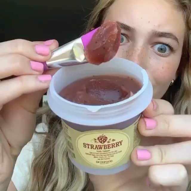 Makeup Clipsのインスタグラム：「Jello Skincare!!💞Which would you rather try? Follow @makeup_clips for daily amazing beauty tutorials.💋 Credit: @emilygoldglows」