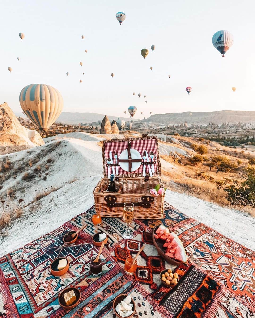 Izkizのインスタグラム：「Breakfast with a view 🎈 Edited with @DeluxeFX app #DeluxeFX」