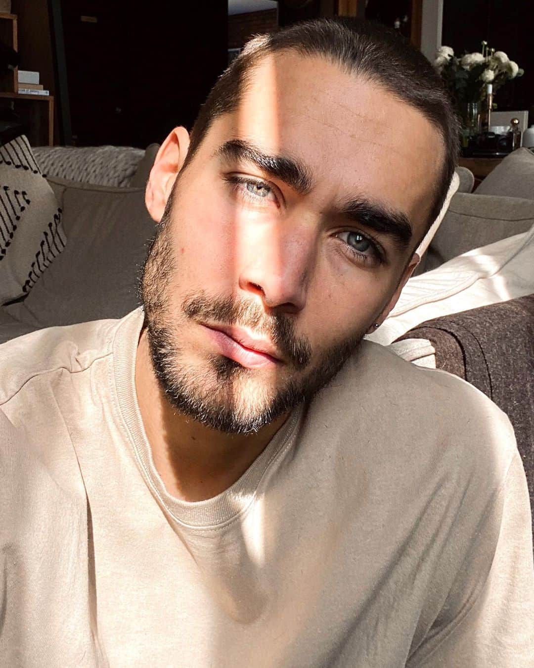NICOLAS SIMOESのインスタグラム：「Sunny shadows ✨」