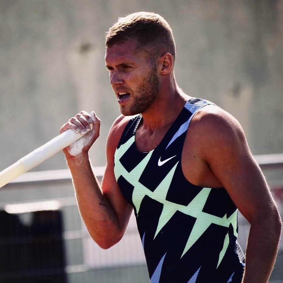 ケビン・マイヤーのインスタグラム：「Feels good to « compete » again ! Against great distant competitors @_niklaskaul & @maicelu  But truly can’t wait to face them and all of my decathletes friends in a real decathlon 🤙🏼 Thanks @worldathletics for the lactic 💀 . 📸 @infologic_copilote @louiscrolus」