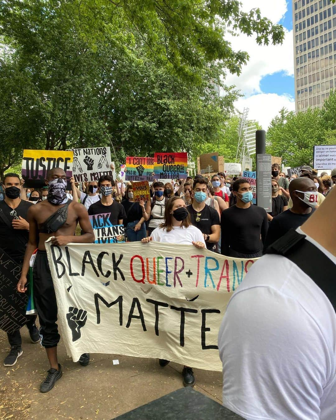 オリヴィア・スマートさんのインスタグラム写真 - (オリヴィア・スマートInstagram)「Black lives matter is not a black peoples movement - Metoo is not a women’s movement - Pride is not a gay people’s movement - ITS ALL HUMANITY’S MOVEMENT - a movement for being accepted as humans by the humans. Scroll through to see the powerful and peaceful step up Montréal did today. #blacklivesmatter #montrealprotest」6月8日 3時33分 - oliviasmartx