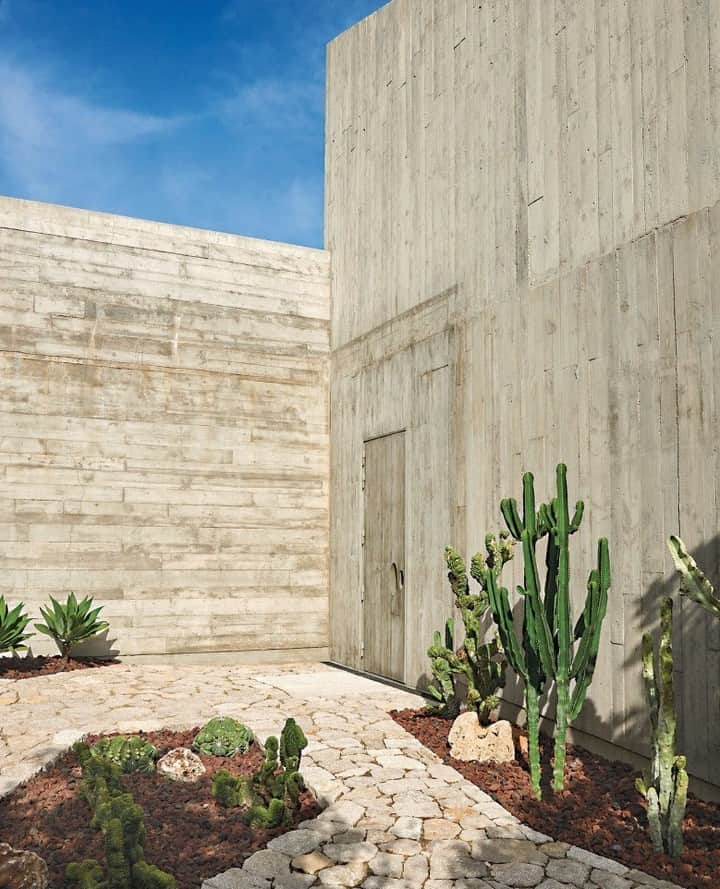 のインスタグラム：「Cactus Doree - Tom Dixon's first entire house.⁠ ⁠ Local stones cover the path leading to the front door, which blends into the stamped concrete exterior.⁠ ⁠ Read and see more in today's @thetimes or link in profile.⁠ ⁠ Photos by @henrybourne⁠ ⁠ Featuring in @thetimes with @katrina_burroughs.⁠ ⁠ #tomdixon #cactusdoree #thetimes #monaco #artchitecture #house #brutilism @concretehouse」