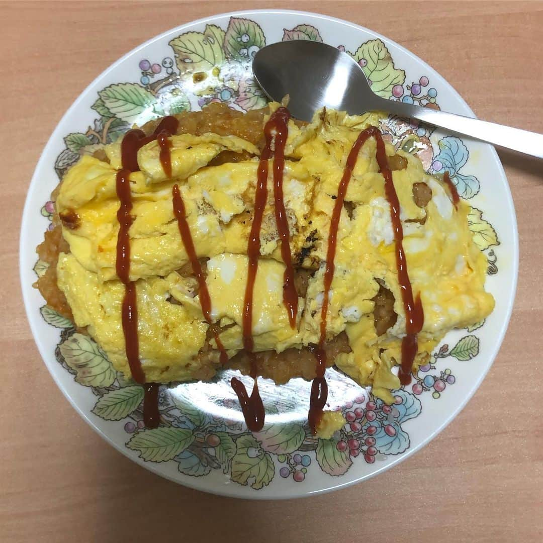 ヒューマン中村のインスタグラム：「ダメージオムライスできました。  ダメージオムライスとは、卵焼きがダメージジーンズみたいに破れまくっているオムライスである。  卵焼きこそダメージ卵焼きになったけど、中のケチャップライスは、、、うん、ベチャベチャ！！ ダメージ卵焼きとウェットライスという、ちびまる子でいうところの、永沢と藤木の組み合わせ。  大野くんと杉山くんが良かったな。  やはり、具が玉ねぎ丸々一個のみというのが敗因。 玉ねぎの水分が最後まで飛ばないままケチャップの水分も足されてしまって、赤い沼食ってるんかな？と思った。  奥深し。  #ヒューマン中村  #ダメージオムライス #永沢卵 #藤木ライス #赤い沼 #36歳独身 #世界の36歳ランキングで下から数えた方が早いところにいる者です #下積み長ない？ #トンネル長ない？ #このトンネルはもう出口からではなく非常口からしか出れないのでは？」