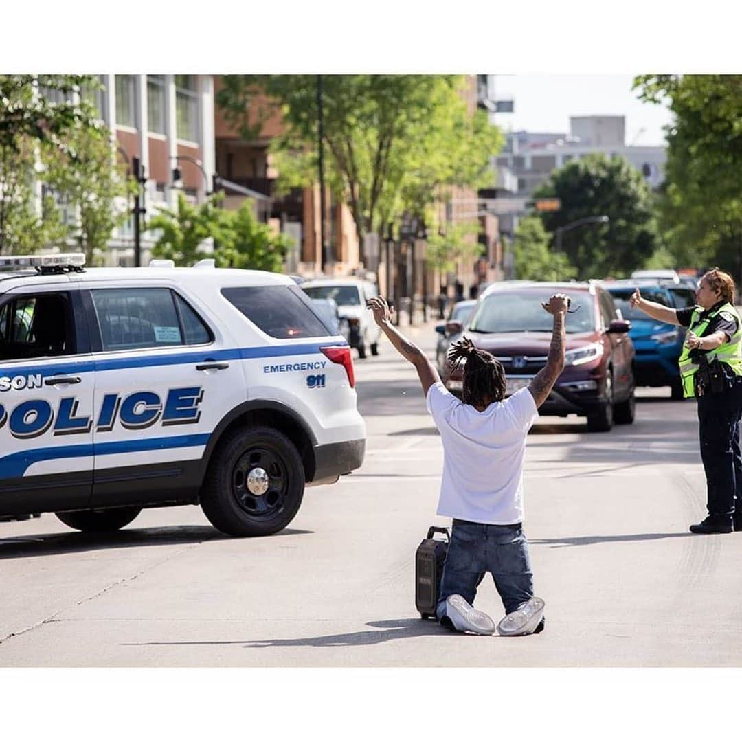 クリスティ・ブリンクリーさんのインスタグラム写真 - (クリスティ・ブリンクリーInstagram)「For some reason the app I used to repost didn’t include this pivotal photo that shows the police lady actually directing traffic for the protester. This photo should be right before the final shot with all the people who joined him . ( added here )I am so sorry @petesouza  for this omission. It’s just such a sweet moment that exemplifies working together, unity,solidarity, all the things I wish for America right now. ❤️💙」6月8日 4時38分 - christiebrinkley