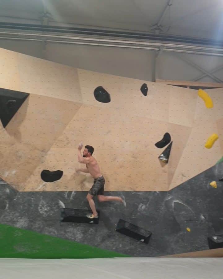 イェルネイ・クルーダーのインスタグラム：「Testing, testing, testing...it should work 🤷🏻‍♂️. Can you guess the distance between first and second handhold?🤔 _ @scarpaspa @ocun.climbing @vibram @snowmonkey」