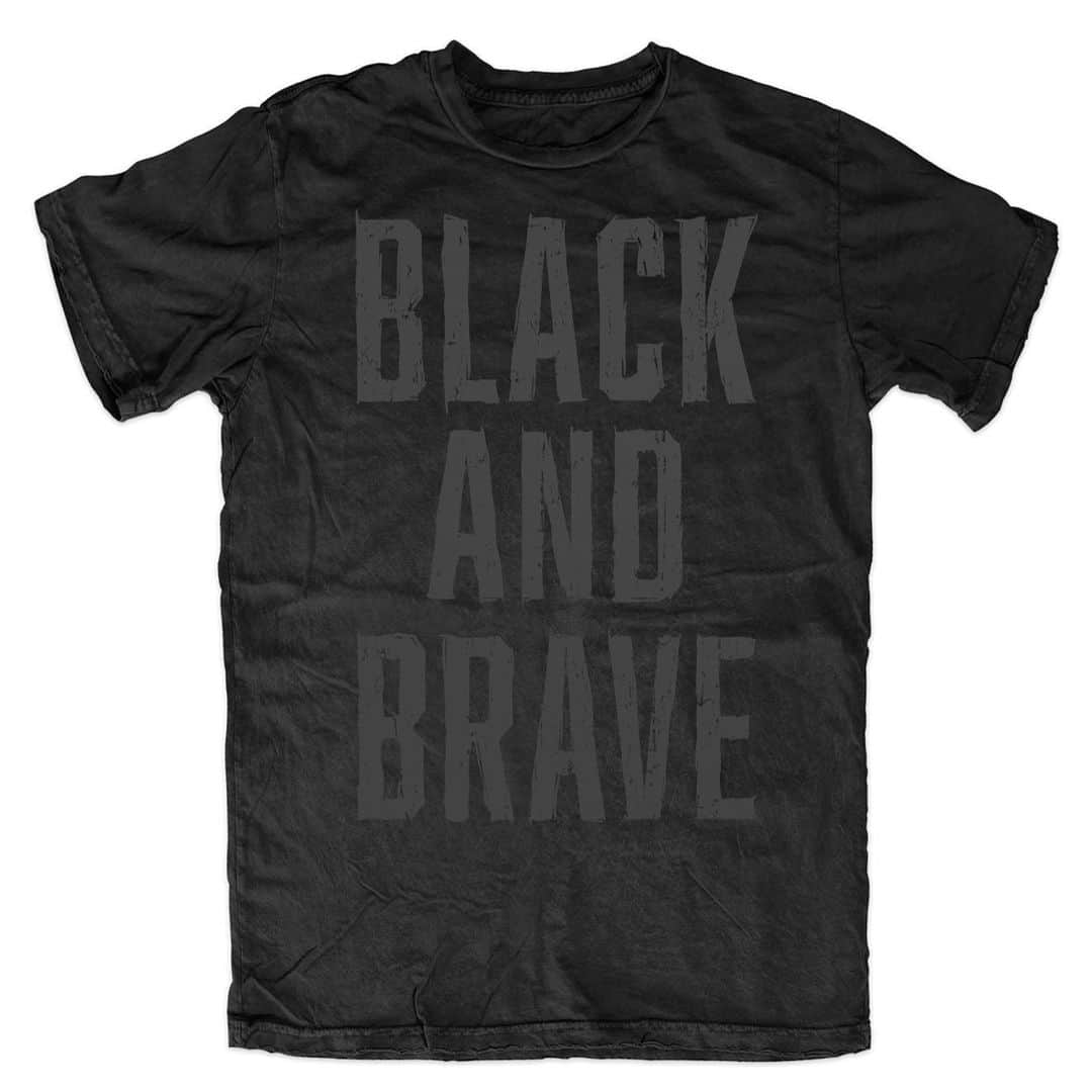 セス・ロリンズのインスタグラム：「Myself and the @blackandbravewrestling family are proud to announce our newest t-shirt is up for pre-order until 11pm June 14th (link in bio). ____ 100% OF THE PROCEEDS FROM THIS SHIRT WILL GO TO THE @naacp_ldf  ____ “The Black and The Brave” was the very unoriginal name Marek and I used when we first started teaming together back in 2005.  _____ Coincidentally, 15 years later that name fits so well for all of those out in the world protesting for justice against the systemic racism that sadly still plagues our country.  _____ We wanted to help in that protest, but didn’t know the best way. So I reached out to my African American brothers in @wwe to point me in the right direction. They presented me with a plethora of options for places to donate. Some local to Eastern Iowa and some national. We ultimately settled on @naacp_ldf because our BXB family extends further than just Davenport. _____ This fight isn’t beholden to any specific time or place or person. It’s on ALL of us to make our world better for ourselves and for our children and our children’s children. Thank you for your help. Now, and always.  ____ #blacklivesmatter #blm ____ Art by @vertebrae33」