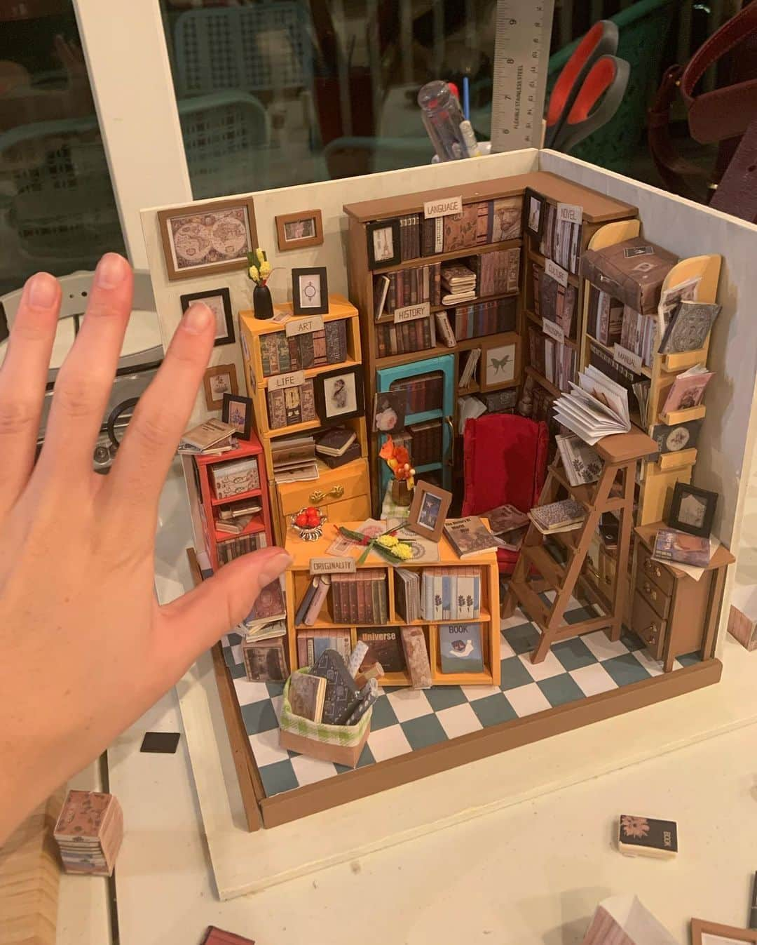 ジョーイ・キングさんのインスタグラム写真 - (ジョーイ・キングInstagram)「And here it is! My diorama for @theinvisiblecolor art club put on by @patriciaarquette & @e_whitey. I am so proud of this 😭 it took me about three weeks to build everything you see here. 📚🖼☺️ #theinvisiblecolor song : Home Again @michaelkiwanuka」6月8日 5時09分 - joeyking