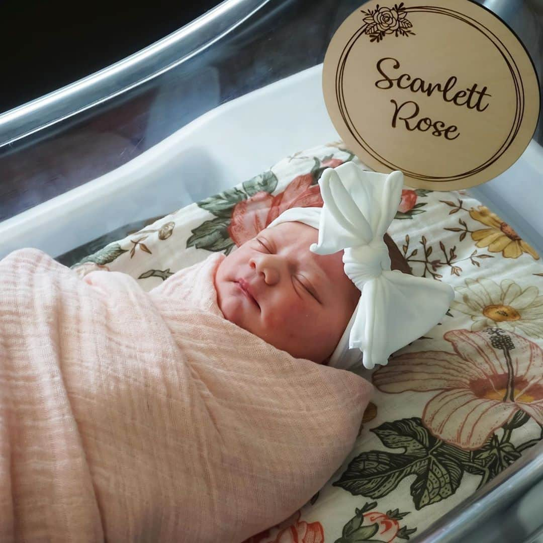 クリスティン・ポープさんのインスタグラム写真 - (クリスティン・ポープInstagram)「Scarlett Rose Pope ♥️ Born June 7th, 2020 weighing 7lbs 3 oz at 1:32am, the best day of our lives.」6月8日 5時11分 - kris10pope