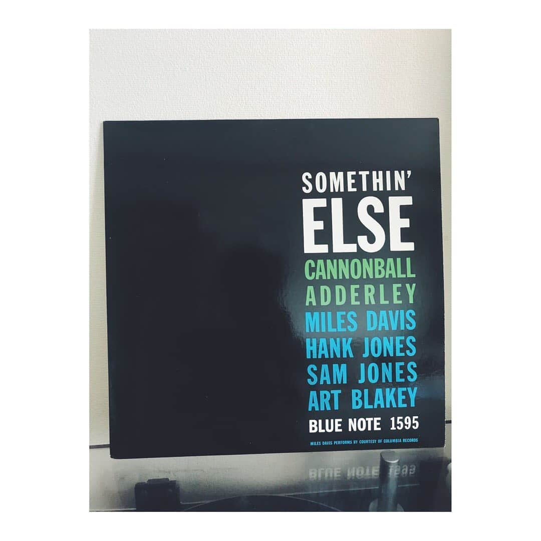 林幸治さんのインスタグラム写真 - (林幸治Instagram)「Cannonball Adderley ‎– Somethin' Else  1958年3月9日の録音。前投稿のマイルスのmilestonesが1958年4月2日、3日の録音なので約1ヶ月前の録音である。キャノンボールとマイルスの共演は59年の傑作「kind of blue」まで続く。  キャノンボールアダレイ名義ではあるが、契約の問題などを抱えていたマイルスの名義でリリースする事が出来なかった為で、実質はマイルスの統制の下、録音されたアルバムである。  Autumn Leavesのマイルスのミュートトランペットが最高である。  #vinyl #1958 #cannonballadderley #milesdavis #1990reissue #nowspinning #朝ジャズ」6月8日 10時48分 - tct_koji_hayashi