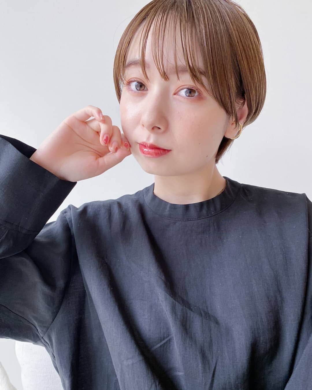 伊藤美羽さんのインスタグラム写真 - (伊藤美羽Instagram)「. 外出自粛になってずっと行っていなかったサロンの撮影💇✂️ やっと行けて嬉しい . whomeeのカラーマスカラでメイクしていただいた🌻 オレンジのマスカラで色素薄い感じに仕上がって良い☺️ . . . . . . . . . . . . . . . #サロン撮影 #サロンモデル #サロン #ショートヘア #ショート #ショートモデル #ショートアレンジ #外国人風カラー #外国人風  #透明感 #透明感メイク #色素薄い系メイク #色素薄い系 #カラーマスカラ #美容室 #hair #haircolor  #salonmodel #yokohama #whomee」6月8日 10時42分 - miumiu.1230