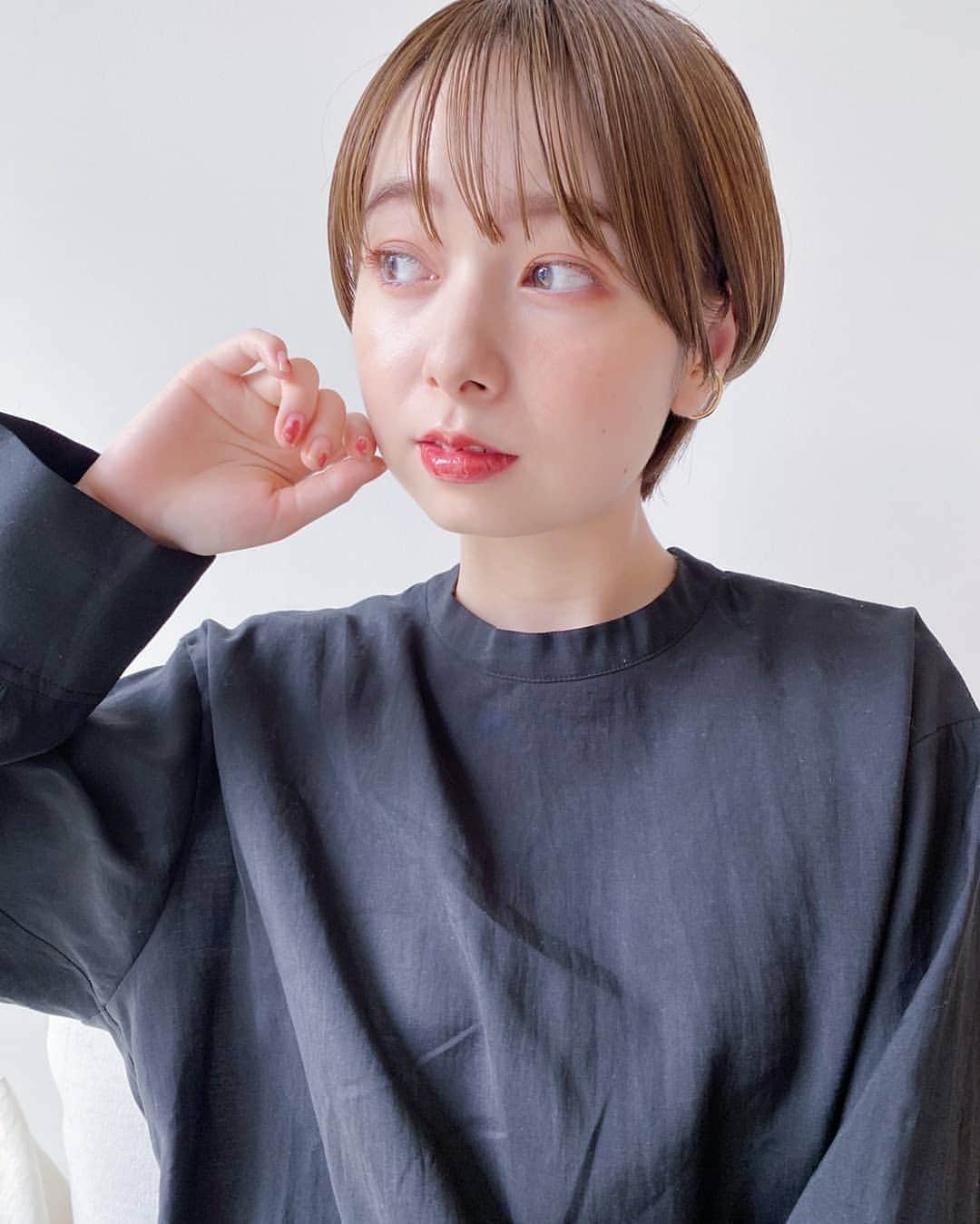 伊藤美羽さんのインスタグラム写真 - (伊藤美羽Instagram)「. 外出自粛になってずっと行っていなかったサロンの撮影💇✂️ やっと行けて嬉しい . whomeeのカラーマスカラでメイクしていただいた🌻 オレンジのマスカラで色素薄い感じに仕上がって良い☺️ . . . . . . . . . . . . . . . #サロン撮影 #サロンモデル #サロン #ショートヘア #ショート #ショートモデル #ショートアレンジ #外国人風カラー #外国人風  #透明感 #透明感メイク #色素薄い系メイク #色素薄い系 #カラーマスカラ #美容室 #hair #haircolor  #salonmodel #yokohama #whomee」6月8日 10時42分 - miumiu.1230