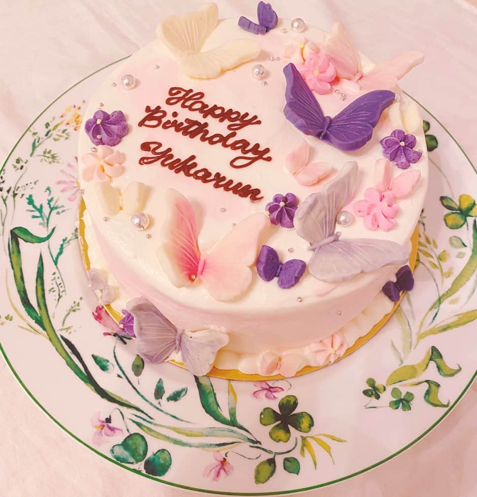 黒坂優香子さんのインスタグラム写真 - (黒坂優香子Instagram)「🎂🦋💗💐 ・ ・ 可愛い蝶々のケーキが メンバーとなおきゃんがプレゼントしてくれた可愛いお皿にぴったりだった♡♡♡ ・ ・ とってもきゅんとする組み合わせ…🦋💐💗 ・ ・ #birthday #birthdaycake  #dior」6月8日 10時44分 - yukakokurosaka0606