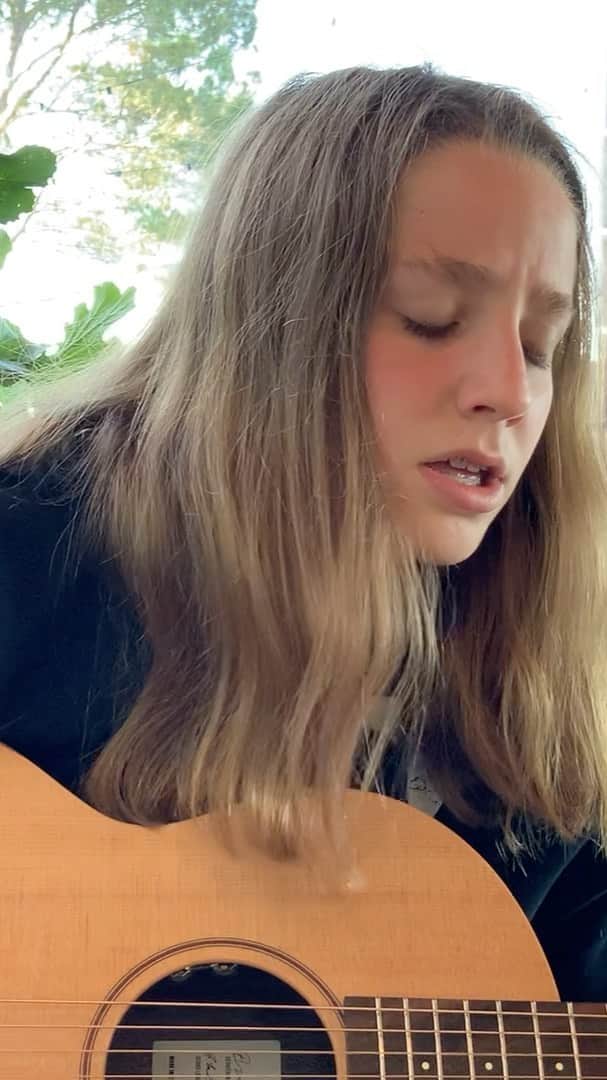 メアリー・マコーマックのインスタグラム：「Sometimes in our lives we all have pain, we all have sorrow.  I understand I will never understand. However, I stand.  #blm #justiceforgeorgefloyd #blacklivesmatter #billwithers #sundaysoundswithrosie」