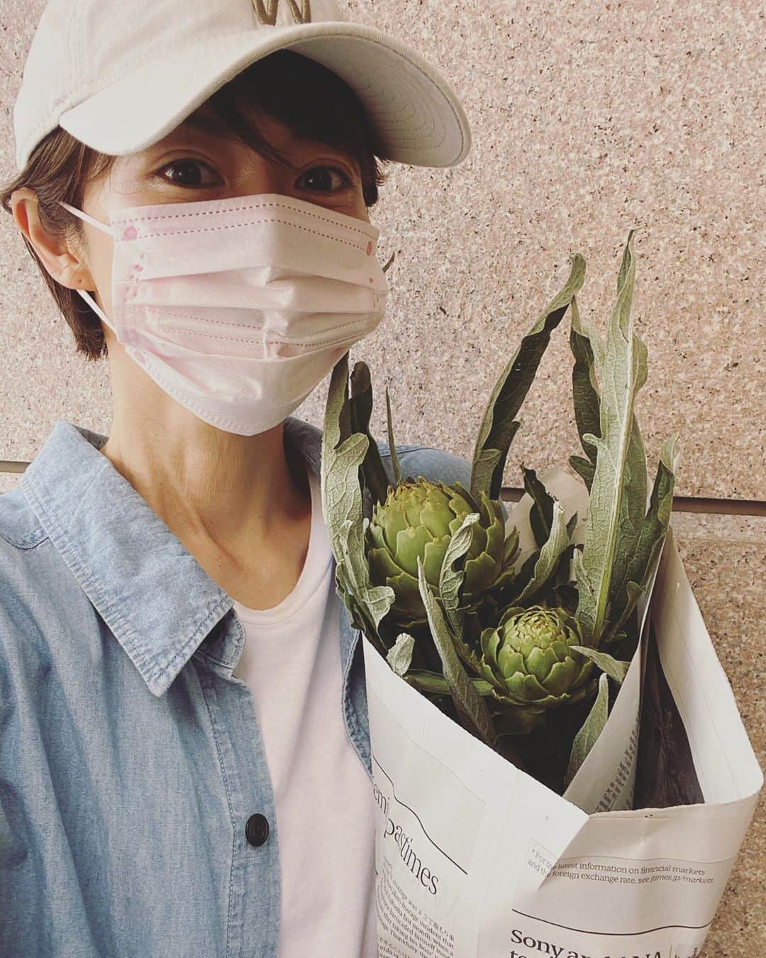 畑野ひろ子のインスタグラム：「市場へ仕入れ。 次回レッスンはどんな花材にしようか視察してきました😊 生徒の皆様、もう少しお待ち下さい😊🙏 今年も、大好きなアーティチョークの季節がやってきた😆 今日は、敢えて小さめなものをチョイス。 アーティチョークは、生花はもちろん、ドライフラワーにして楽しむのも大好きな花❤️ 2枚目は、2年前に仕入れたドライのアーティチョーク❤️❤️❤️」