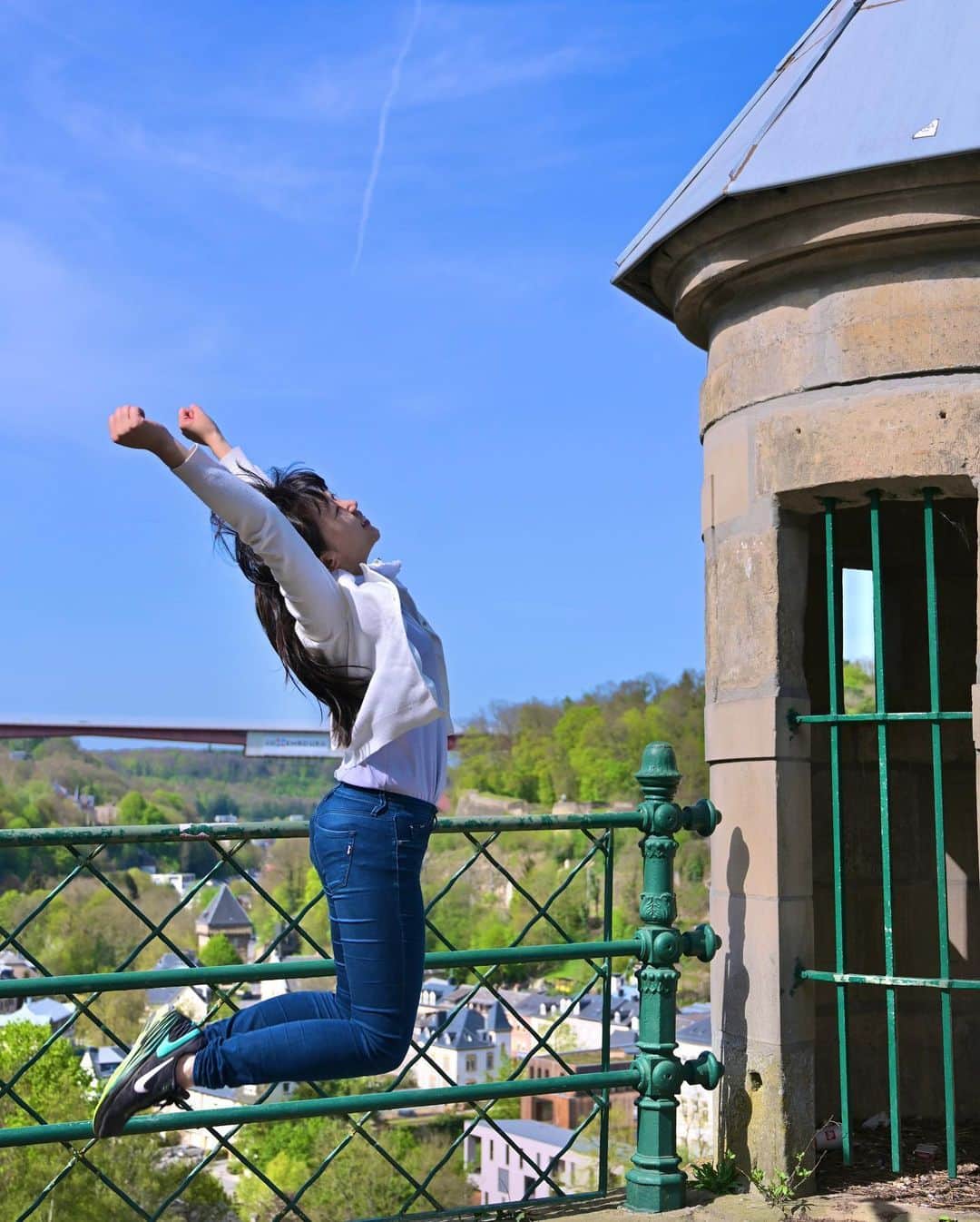 華音さんのインスタグラム写真 - (華音Instagram)「観光地でジャンプするやつよくいるよね〜☺️しかも何度も☺️ #sky #portrait」6月8日 5時26分 - kanon_act
