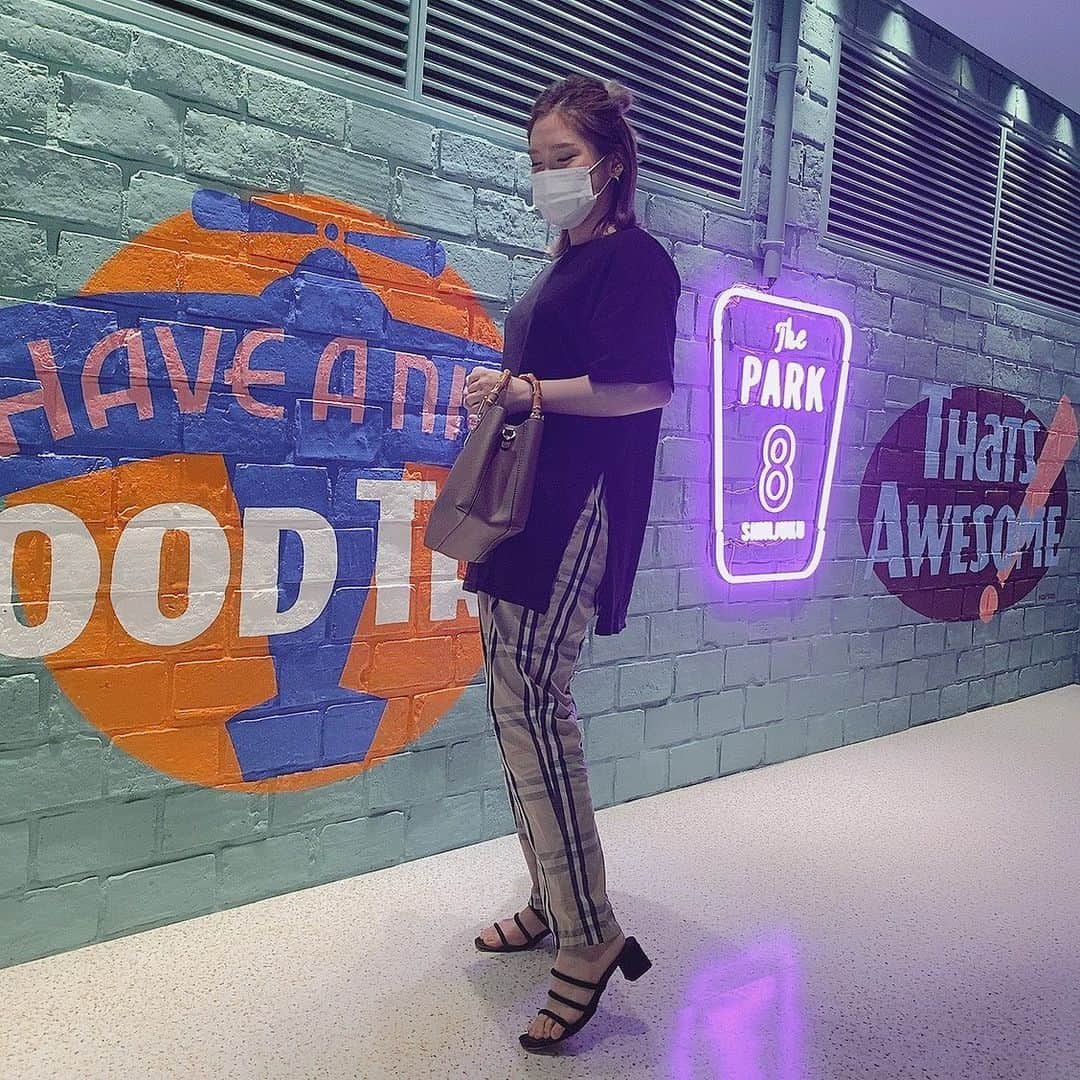 acaneのインスタグラム：「・ #たろ服 ・ トータル(約)1万円コーデ。爆 ・ トップス、新宿のなんか 安いとこで990円やったし パンツはよく聞かれるけど大阪の古着屋👖 サンダルは渋谷のよーわからんとこ。 バッグは福岡のマリノアで買った← 全部どこかわからんやないかい。笑 ・ すごくシンプルな服装だったので 髪の毛ハーフアップにしてみました。 結構DMきて好評でよかった😚 ・ もうすぐたろ服のyoutube企画 出るけん見てほしいなあ〜💃🏻 ・ それにしても 2枚目笑いすぎな😂 ・ photo by @erika.i ❤️ ・ #code #ootd #fashion #codenate」