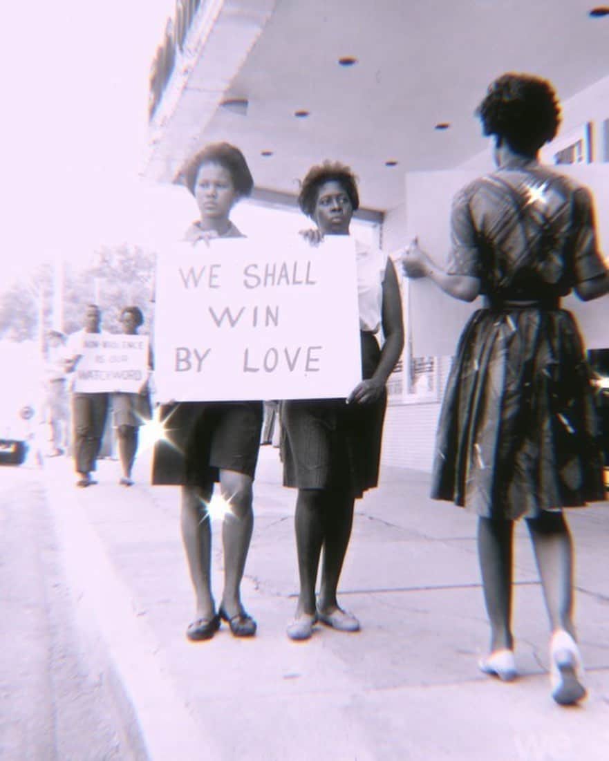 エイミー・ファムのインスタグラム：「“no one person is born hating another because of the color of his skin, his background, his religion. people learn to hate and if they learn to hate, they can be taught to love, for love comes more naturally to the human heart than it’s opposite.” - nelson mandela 🖤🤍🤎❤️🧡💛💚💙💜💗 #peace #love #unity #diversity - photo: @thedreamdefenders  artwork: @noharanda @grls.club @n8wn8w」