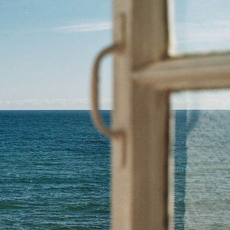 のインスタグラム：「Dreaming of this view 🌊 🌊 🌊 🌊  the inspiration behind the Thela Blue bag」