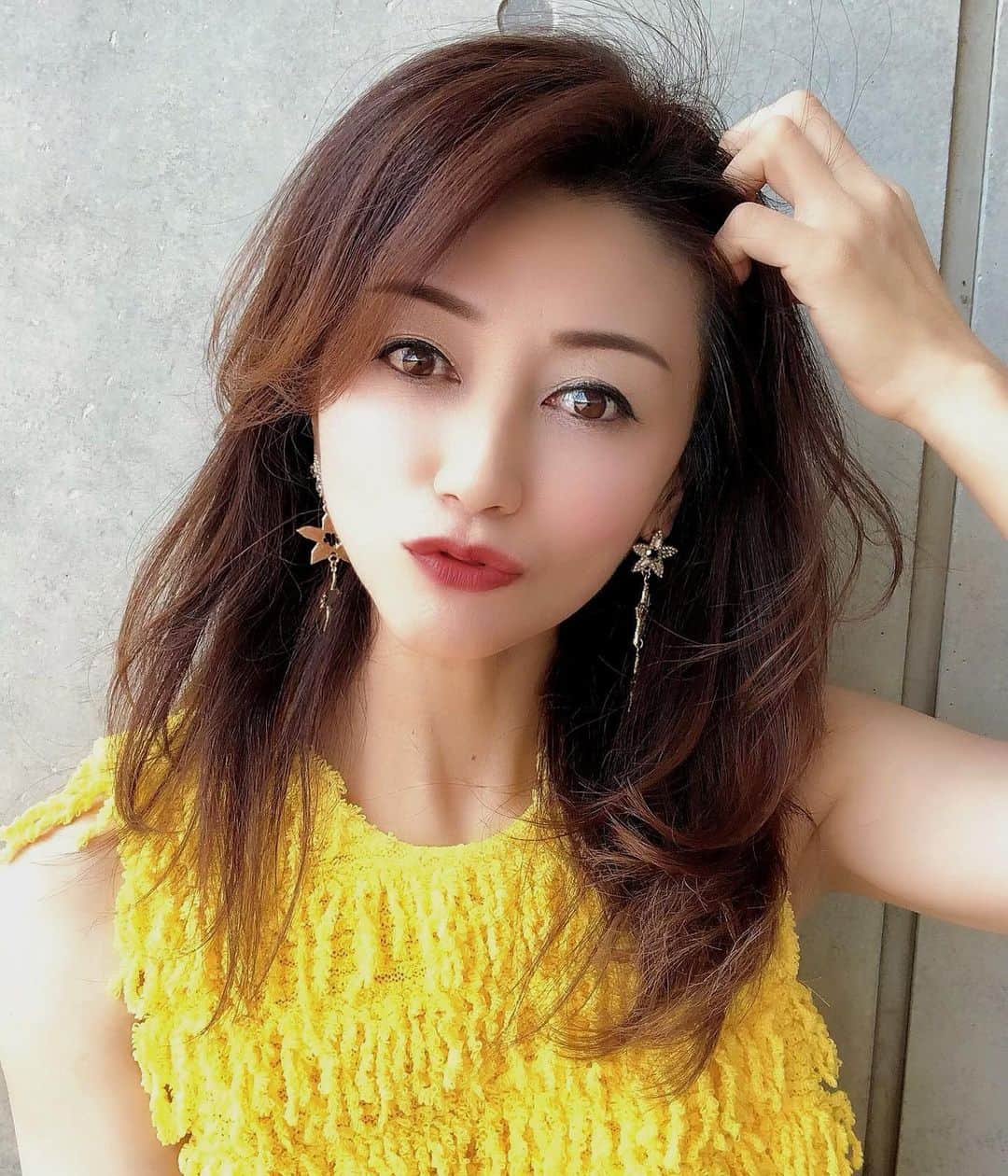 マキさんのインスタグラム写真 - (マキInstagram)「おはようございます🌞 . 月曜日スタート‼️ 今日もお天気が良いですね。 . 今週末には、私のブランド Ｍ-acurk  マクールケイの発表です‼️ . ドキドキ💓ですが、何回も考え直して　出来上がったお洋服、楽しみにしててね . 前にもお知らせしましたが、 ユニセックスなお洋服なんで、是非 男性の方にも着用してもらいたいです♥️ . 週始めなんで、元気カラーで明るく👍 いきますね . このフリンジいっぱいは、黄色のムックみたい😆 ガチャピンとムックわかるかな❓ ムックは赤だけど、こんな感じだよね？ . トップス　#drower パンツ　#mothers パンプス　#peachjohn  ピアス　@rino_anera_ . 今日も笑顔で素敵な一日を😊 . いつもいいね👍コメント📝 ありがとうございます❤️ . 今週もよろしくお願い致します😊 . . #いつかのコーデ#いつこ #黄色カラー#元気カラー #まるでムック #dorower  #mothers#peachjohn #いよいよ週末は #ブランドオープンまであと少し #楽しみにしててね #お洒落さんと繋がりたい  #洋服好きな人と繋がりたい  #アラフィフ#アラフィフコーデ #アラフィフ女子#今週もよろしくお願い致します #笑顔#感謝#ありがとう」6月8日 5時32分 - maki_s0205