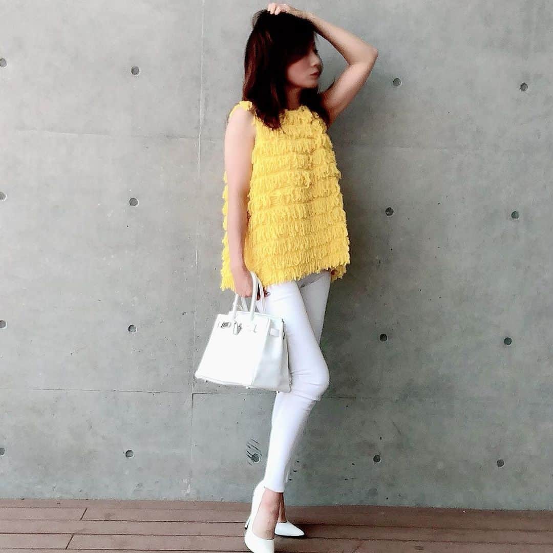 マキさんのインスタグラム写真 - (マキInstagram)「おはようございます🌞 . 月曜日スタート‼️ 今日もお天気が良いですね。 . 今週末には、私のブランド Ｍ-acurk  マクールケイの発表です‼️ . ドキドキ💓ですが、何回も考え直して　出来上がったお洋服、楽しみにしててね . 前にもお知らせしましたが、 ユニセックスなお洋服なんで、是非 男性の方にも着用してもらいたいです♥️ . 週始めなんで、元気カラーで明るく👍 いきますね . このフリンジいっぱいは、黄色のムックみたい😆 ガチャピンとムックわかるかな❓ ムックは赤だけど、こんな感じだよね？ . トップス　#drower パンツ　#mothers パンプス　#peachjohn  ピアス　@rino_anera_ . 今日も笑顔で素敵な一日を😊 . いつもいいね👍コメント📝 ありがとうございます❤️ . 今週もよろしくお願い致します😊 . . #いつかのコーデ#いつこ #黄色カラー#元気カラー #まるでムック #dorower  #mothers#peachjohn #いよいよ週末は #ブランドオープンまであと少し #楽しみにしててね #お洒落さんと繋がりたい  #洋服好きな人と繋がりたい  #アラフィフ#アラフィフコーデ #アラフィフ女子#今週もよろしくお願い致します #笑顔#感謝#ありがとう」6月8日 5時32分 - maki_s0205