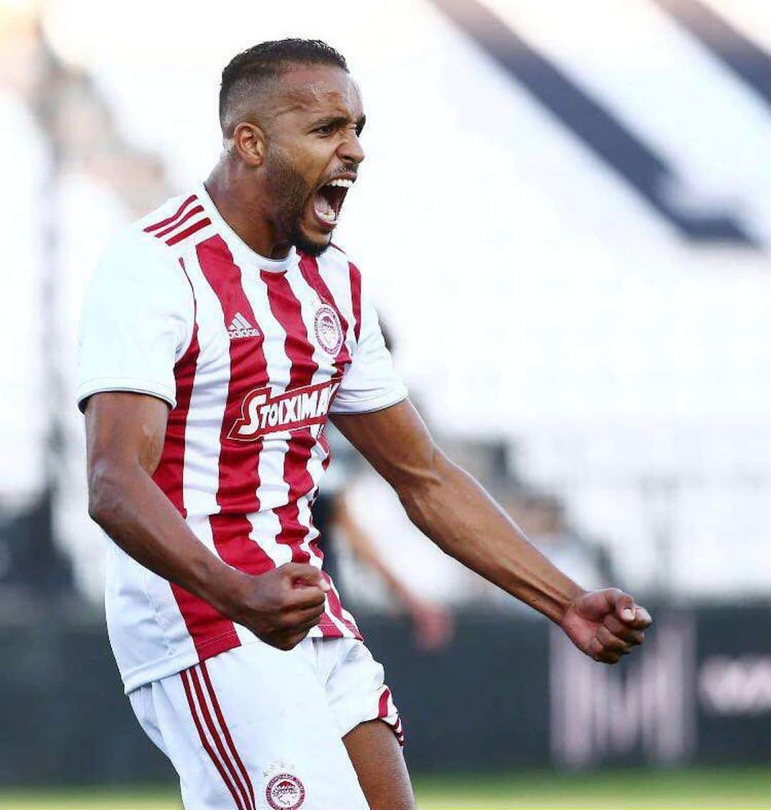 のインスタグラム：「Really missed this feeling!!!🔫🔴⚪️ @olympiacosfc」