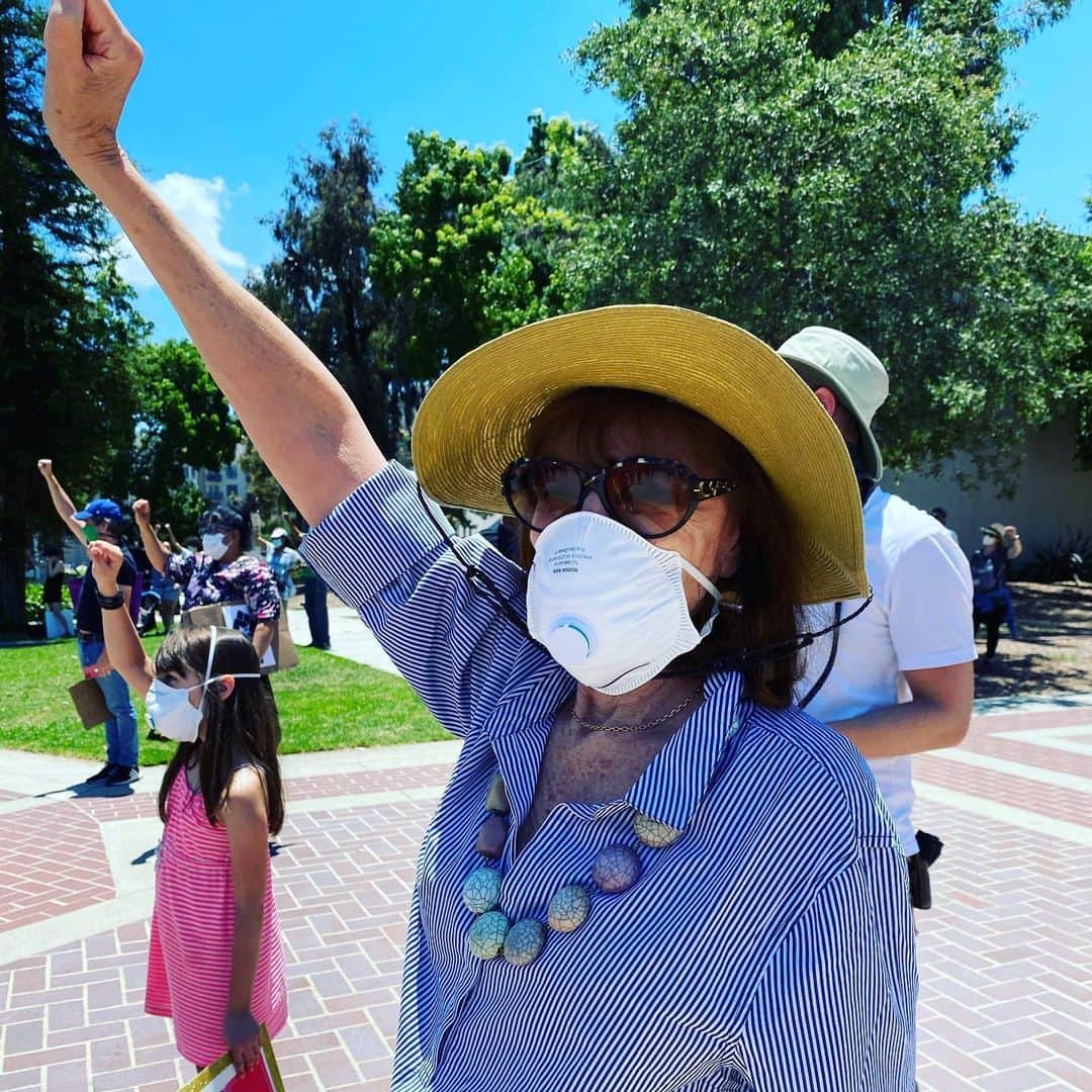 メアリー・マコーマックのインスタグラム：「My mother in law Bonnie. #blacklivesmatter✊🏽✊🏾✊🏿」
